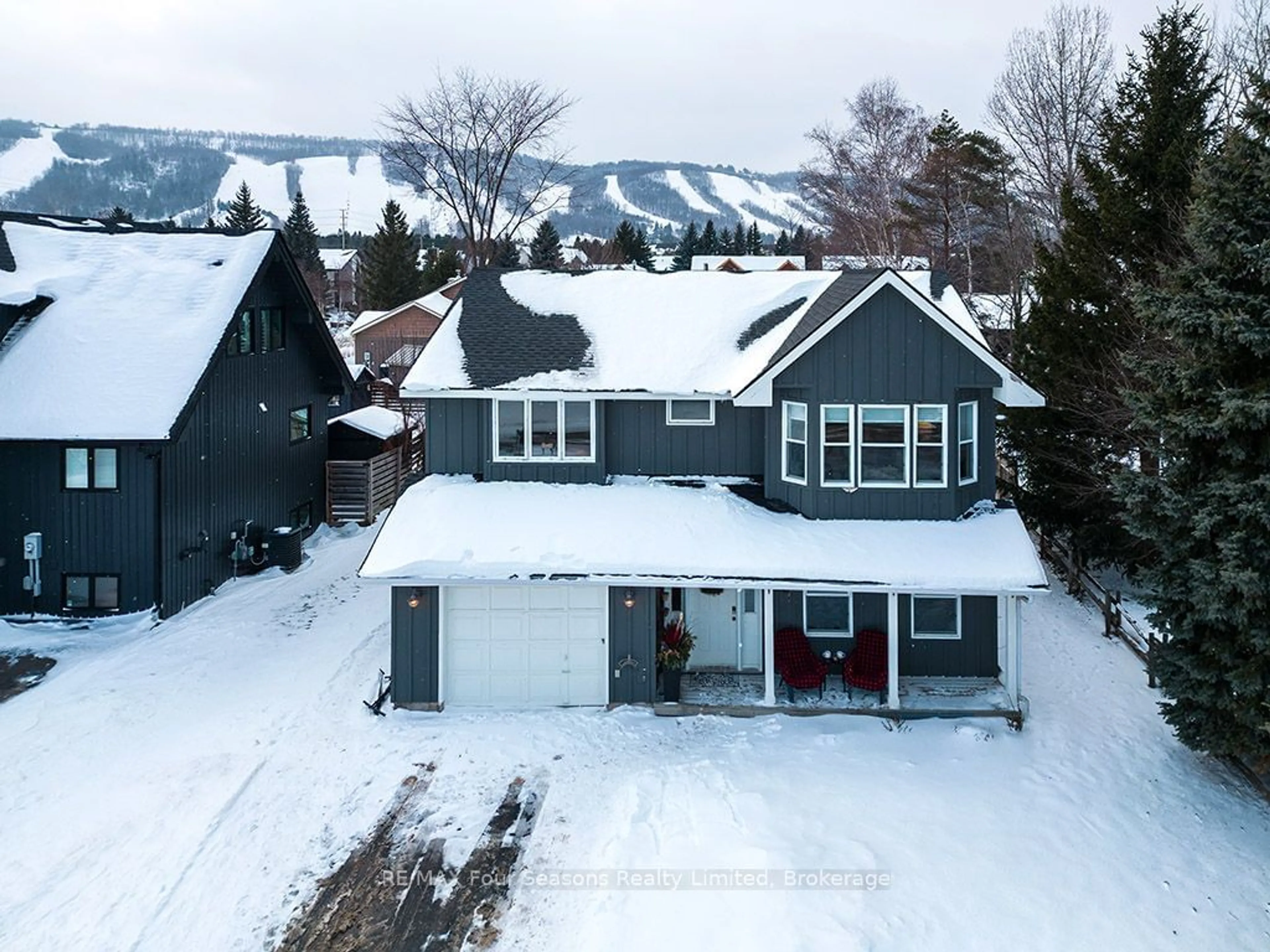 A pic from outside/outdoor area/front of a property/back of a property/a pic from drone, unknown for 104 LAURIE'S Crt, Blue Mountains Ontario L9Y 0L4