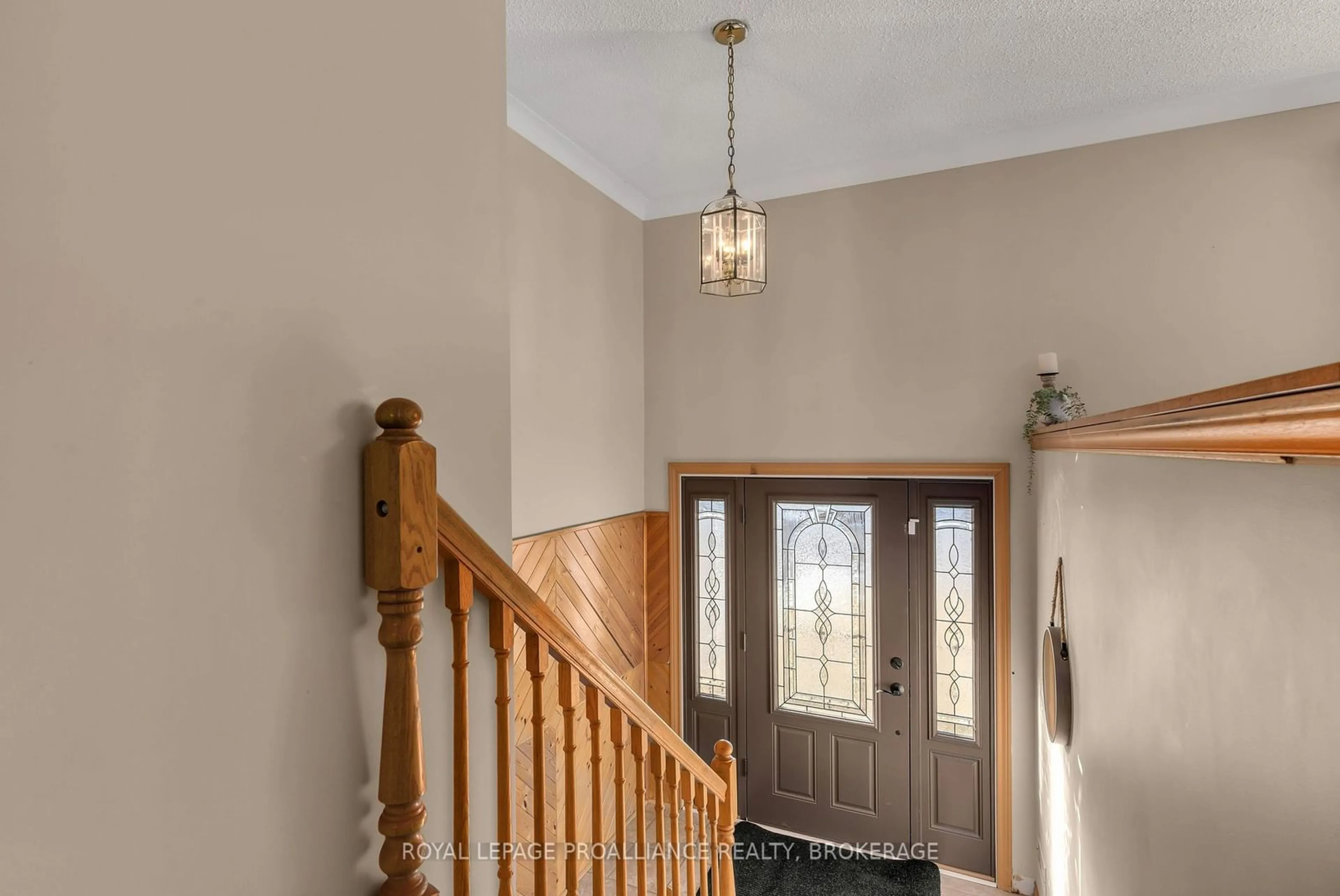 Indoor foyer for 494 Roosevelt Dr, Kingston Ontario K7M 4B1