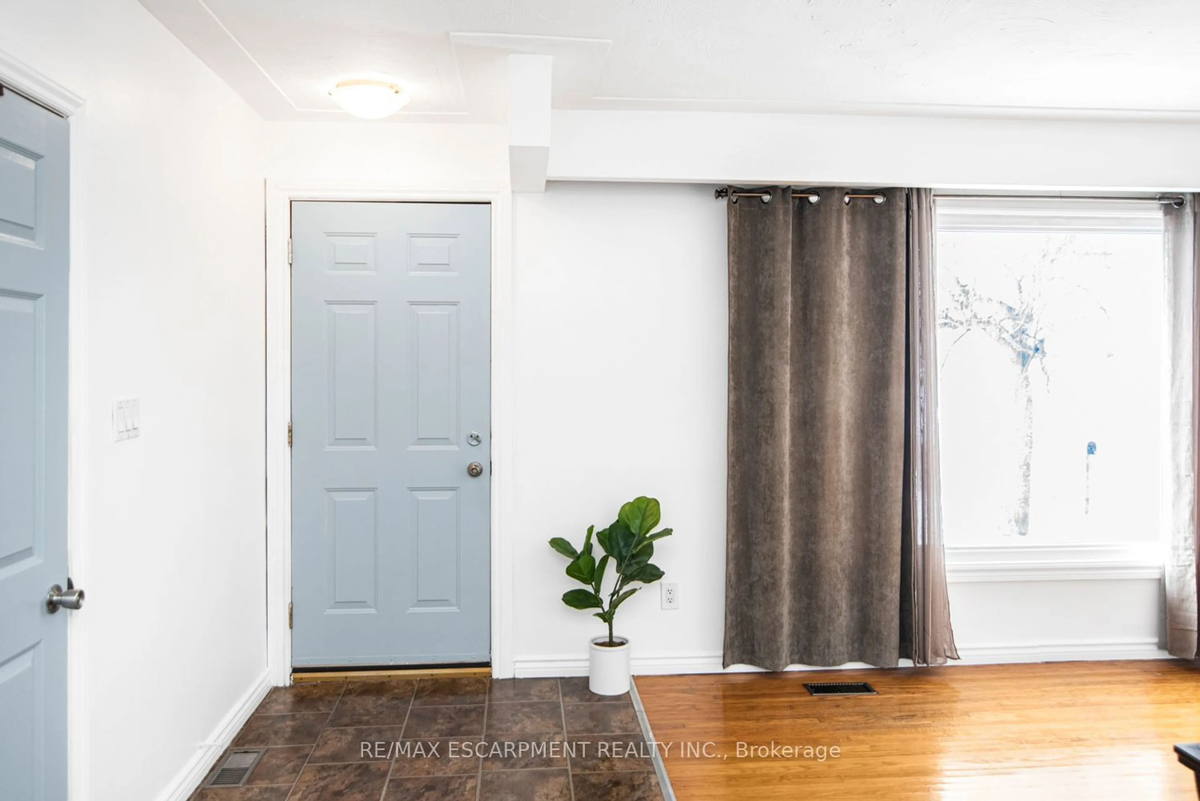 Indoor entryway for 725 Mud St, Hamilton Ontario L8J 3B8