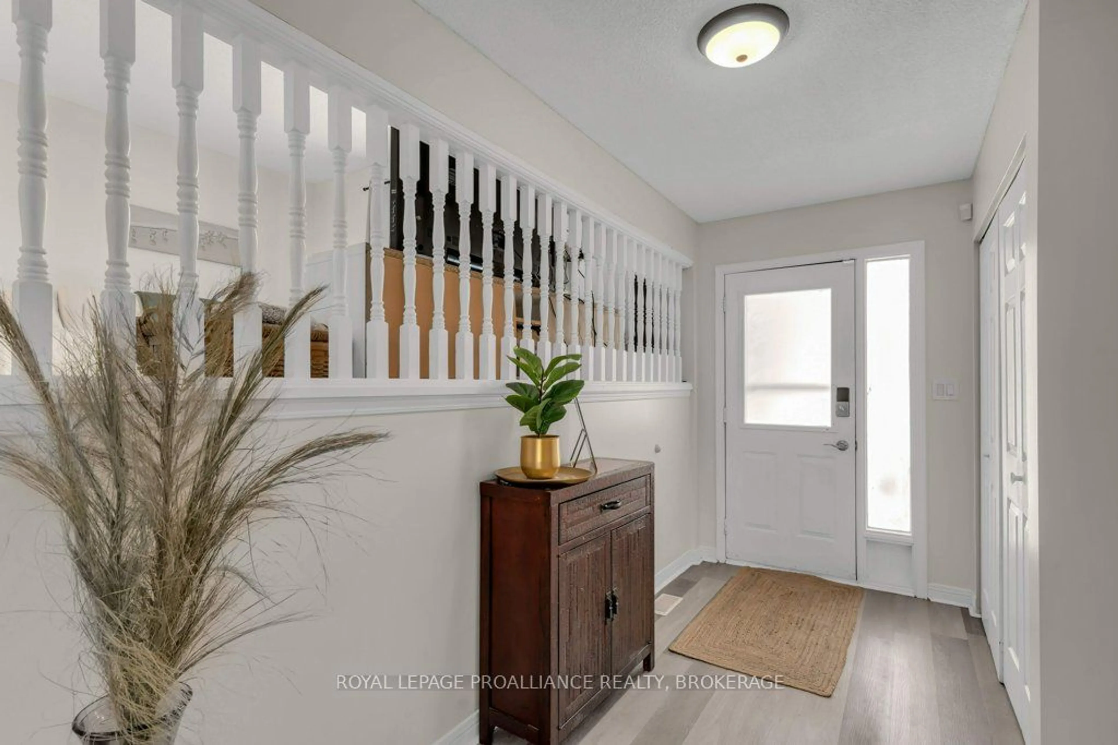 Indoor entryway for 20 Limeridge Dr, Kingston Ontario K7K 6M3