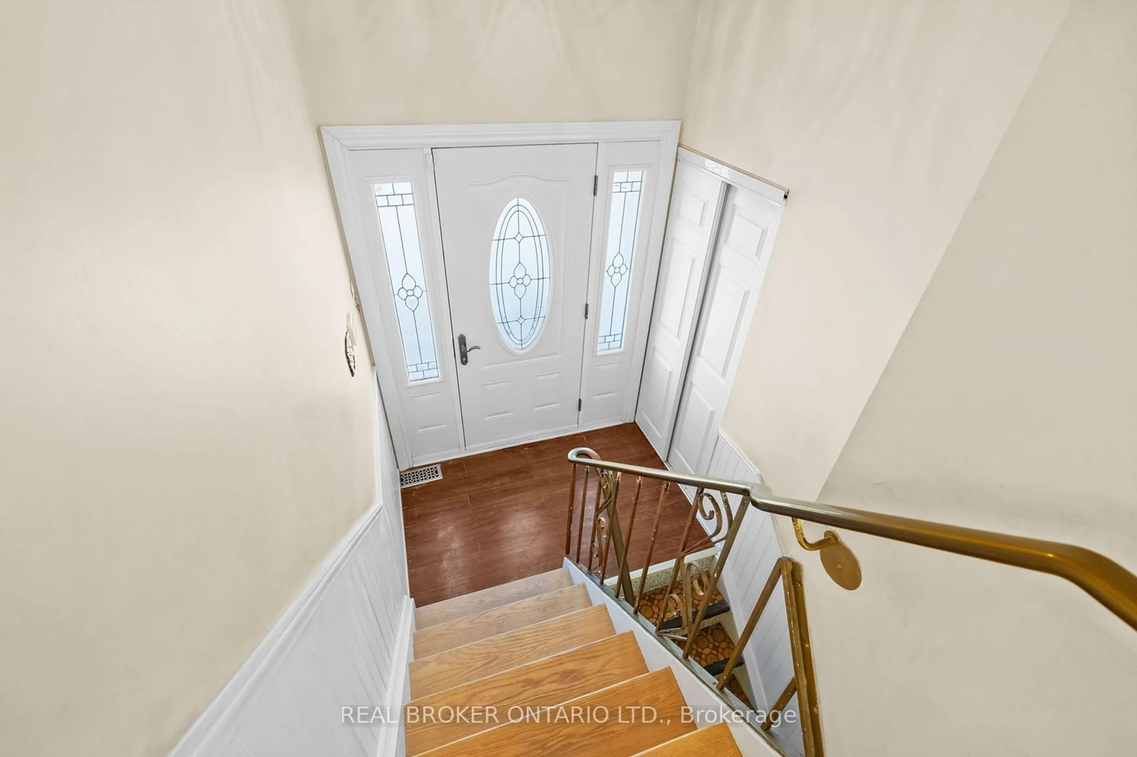 Indoor foyer for 26 Tanglewood Dr, Bells Corners and South to Fallowfield Ontario K2H 6P3