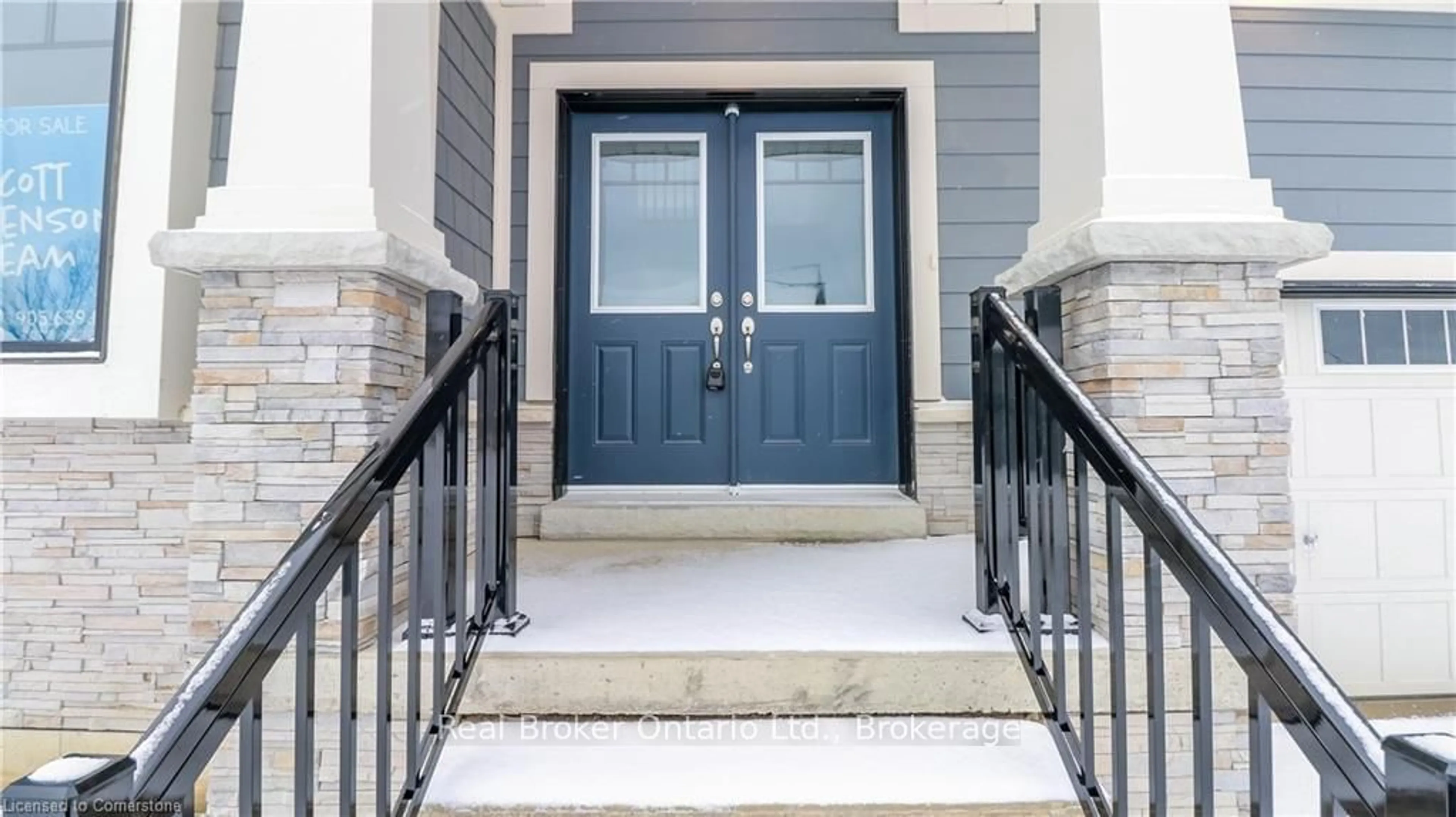 Indoor entryway for 124 Beacon Dr, Blue Mountains Ontario N0H 2P0