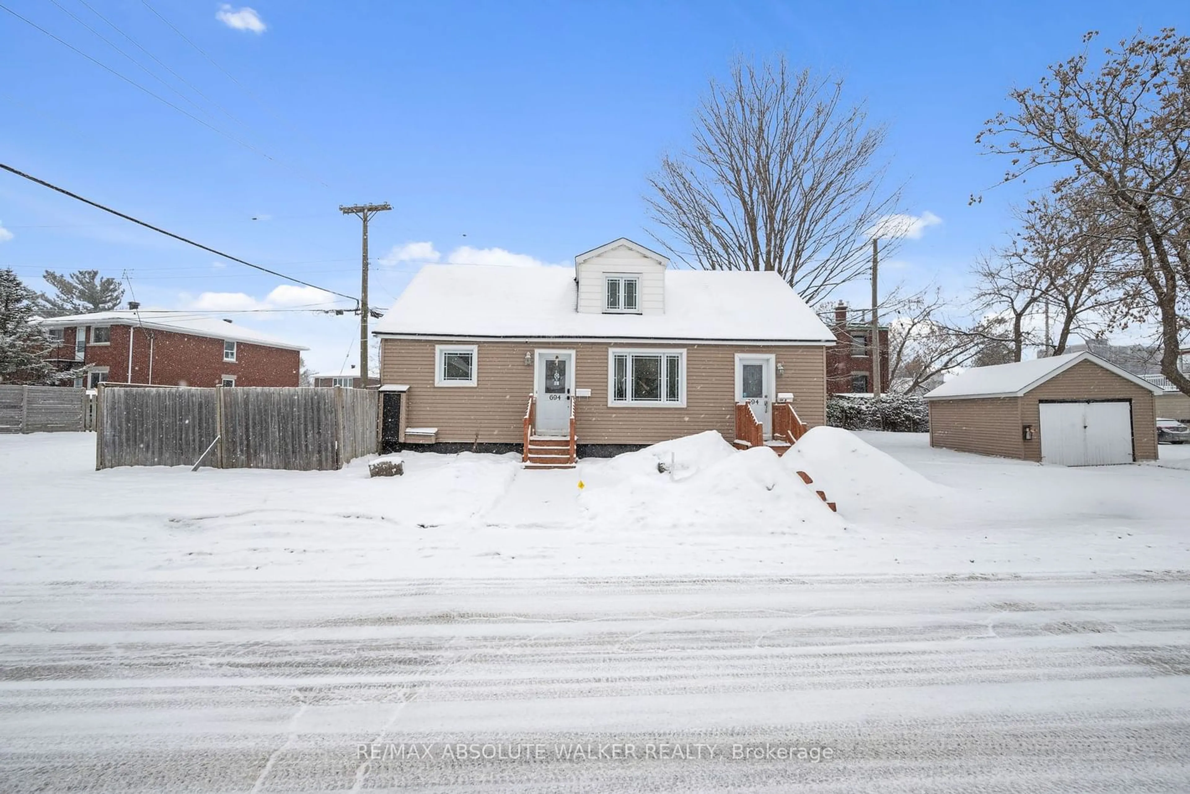 A pic from outside/outdoor area/front of a property/back of a property/a pic from drone, street for 694 De L'eglise St, Vanier and Kingsview Park Ontario K1K 3M3