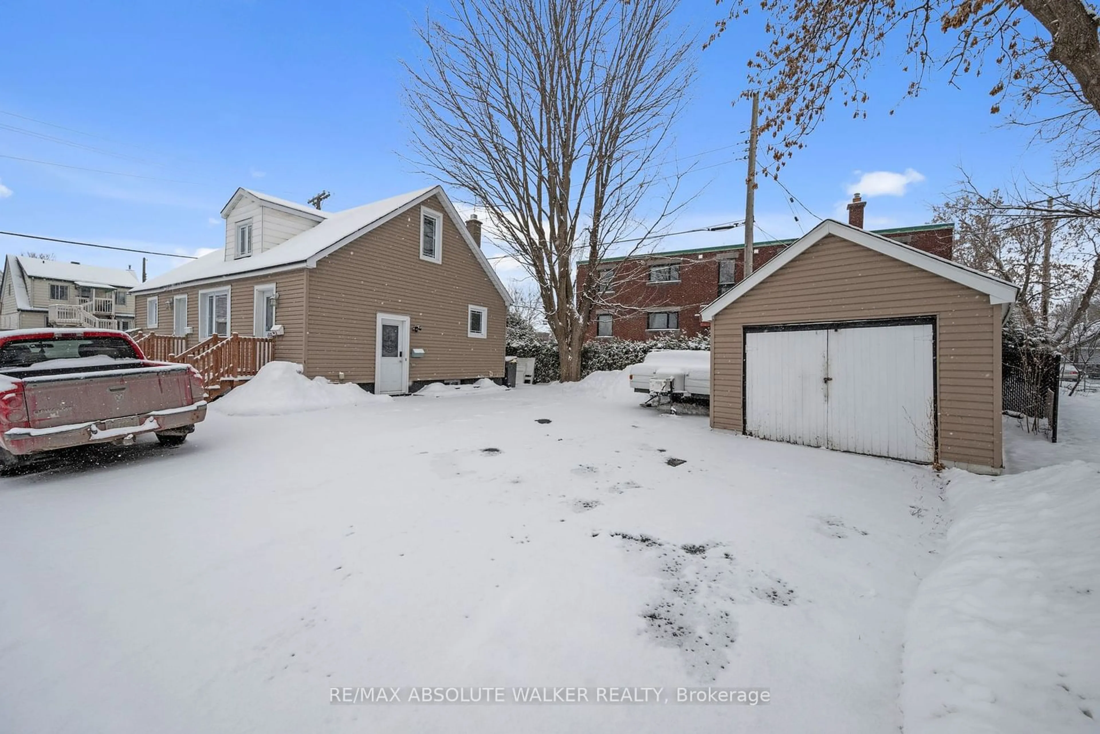 A pic from outside/outdoor area/front of a property/back of a property/a pic from drone, street for 694 De L'eglise St, Vanier and Kingsview Park Ontario K1K 3M3