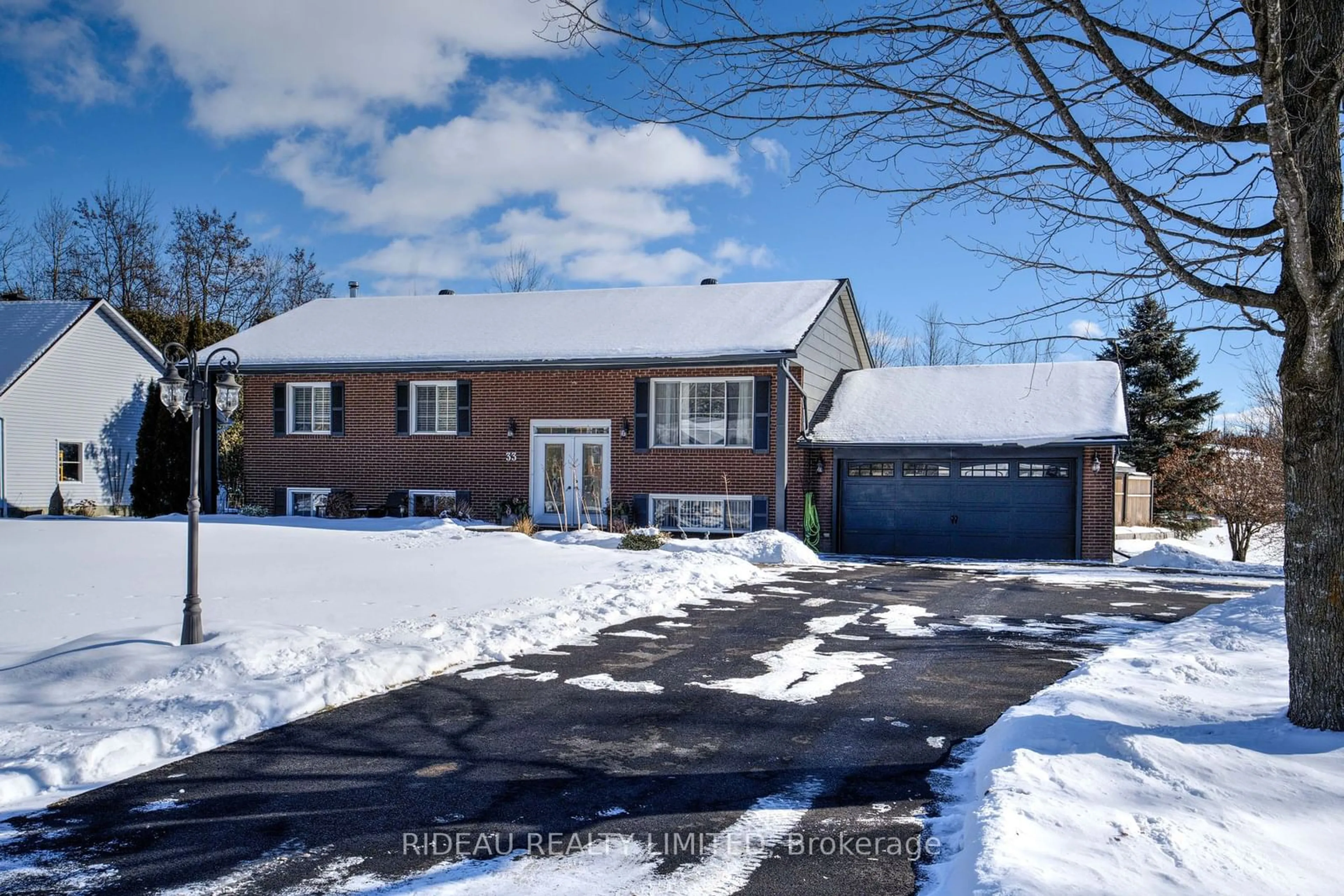 A pic from outside/outdoor area/front of a property/back of a property/a pic from drone, street for 33 Sunset Dr, Rideau Lakes Ontario K7A 4S5