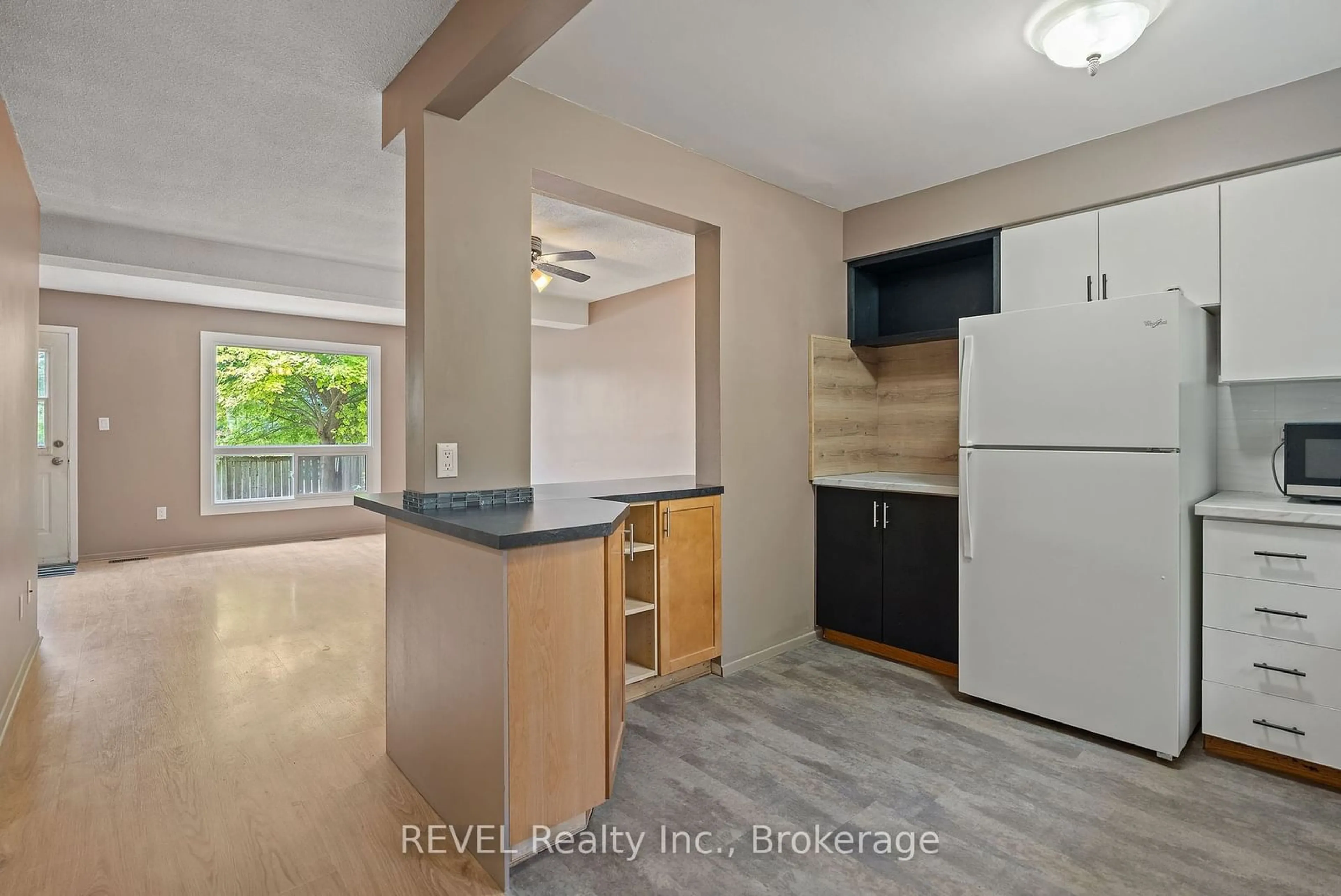 Standard kitchen, unknown for 102 SILVAN Dr #8, Welland Ontario L3C 6C3