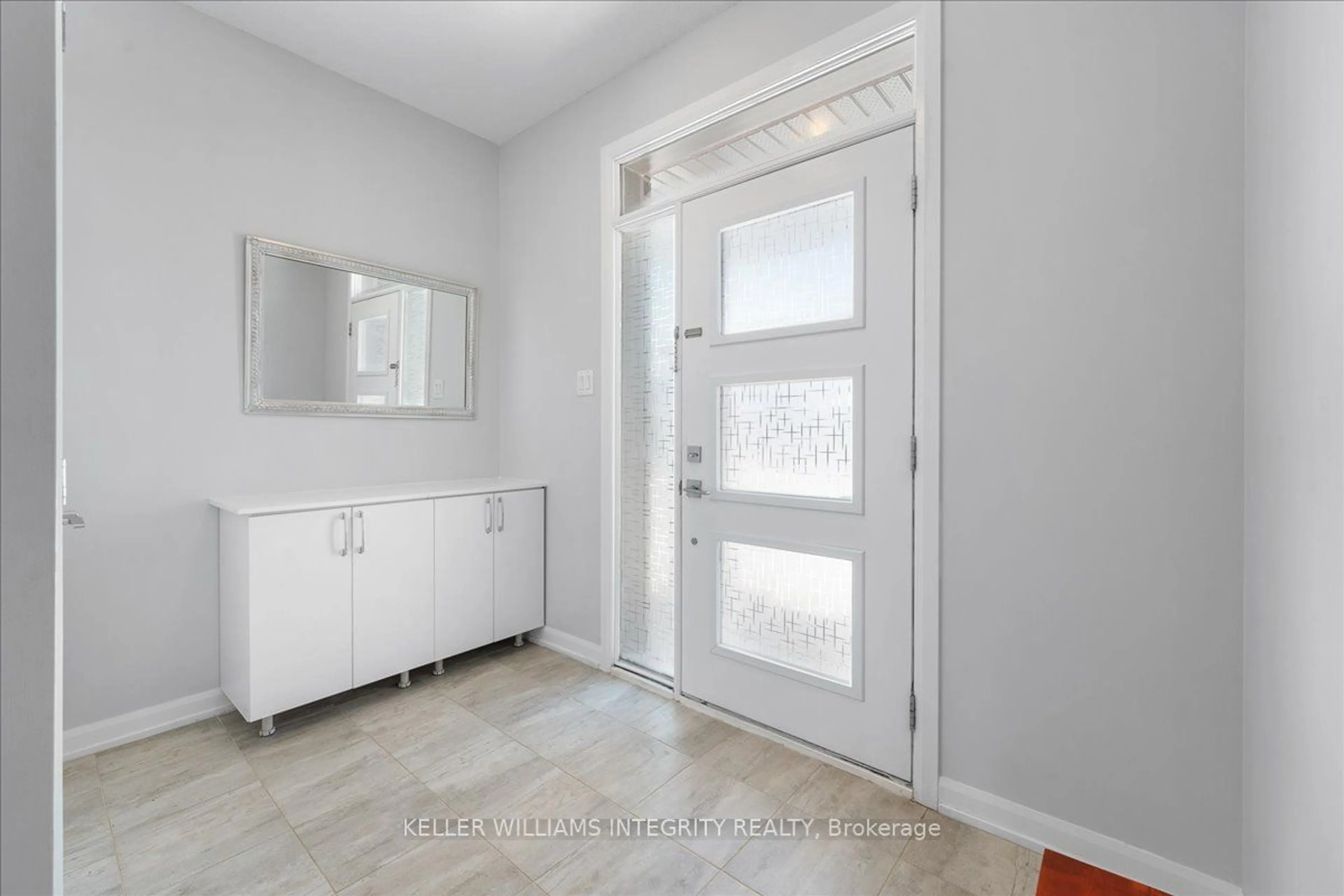 Indoor entryway for 1153 Diamond St, Clarence-Rockland Ontario K4K 0L9