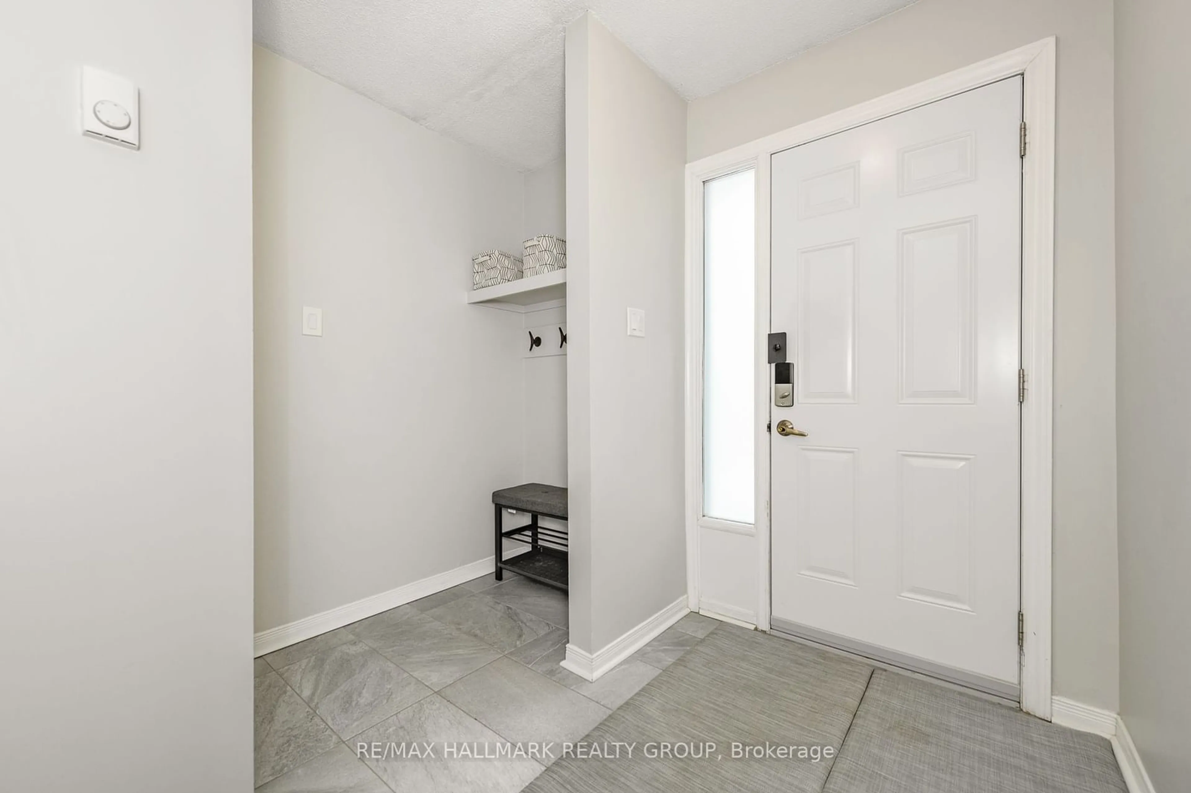 Indoor entryway for 3353 HOGARTH Ave, Blossom Park - Airport and Area Ontario K1T 1S8