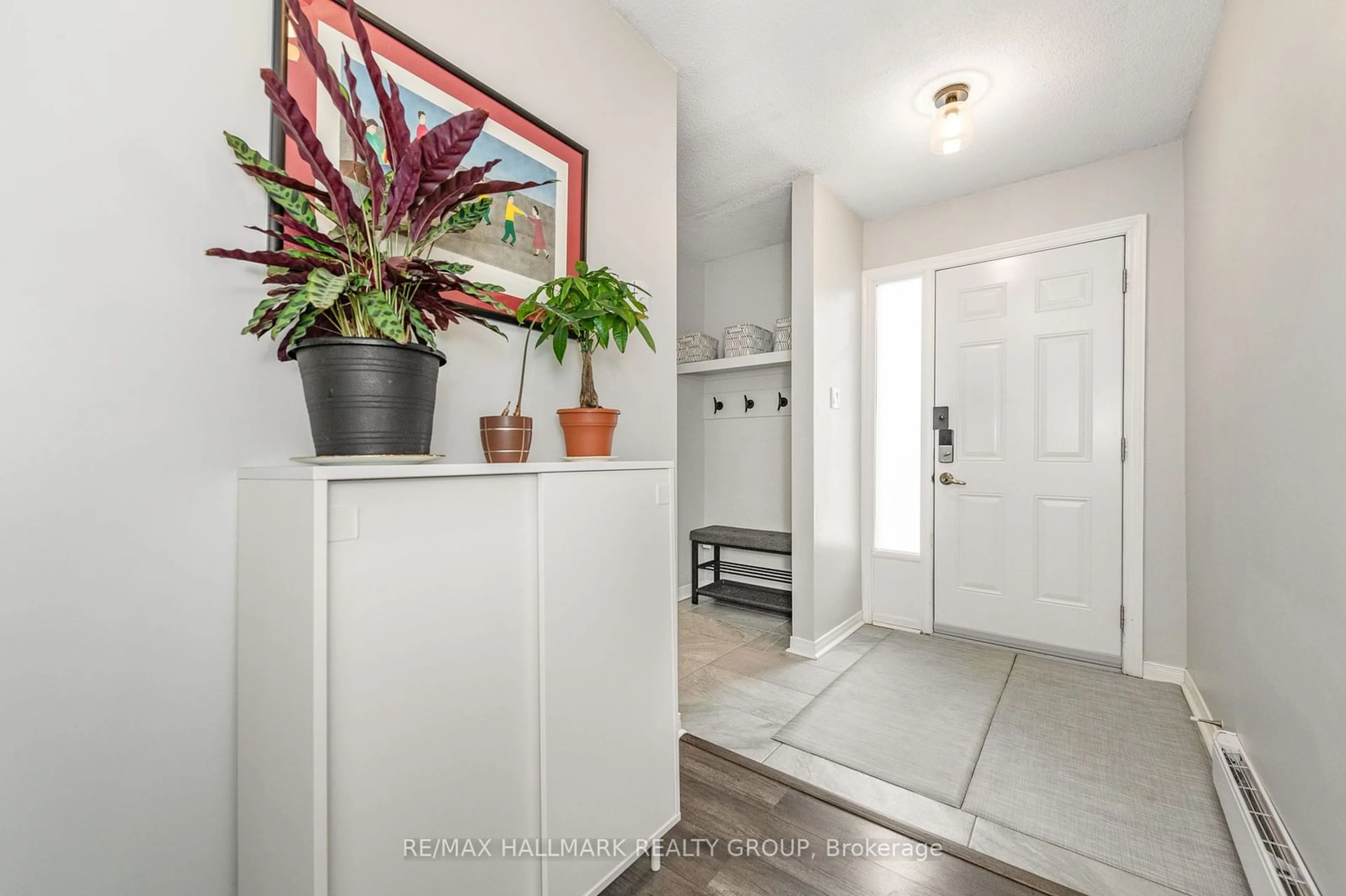 Indoor entryway for 3353 HOGARTH Ave, Blossom Park - Airport and Area Ontario K1T 1S8