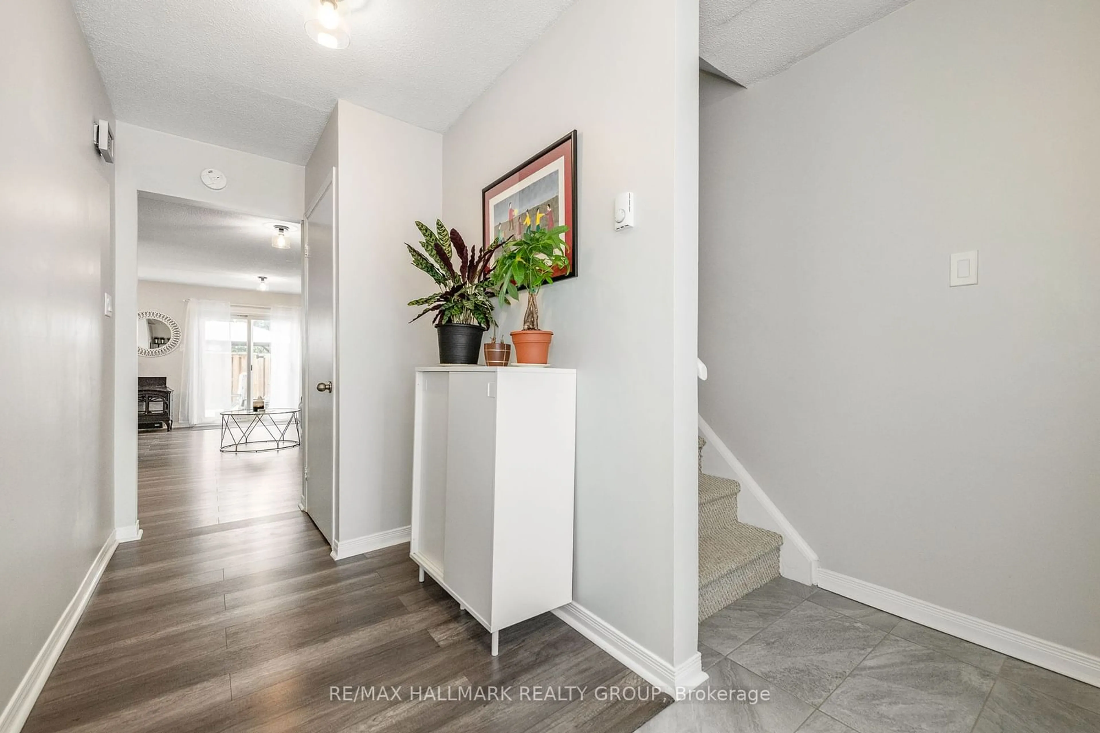 Indoor entryway for 3353 HOGARTH Ave, Blossom Park - Airport and Area Ontario K1T 1S8