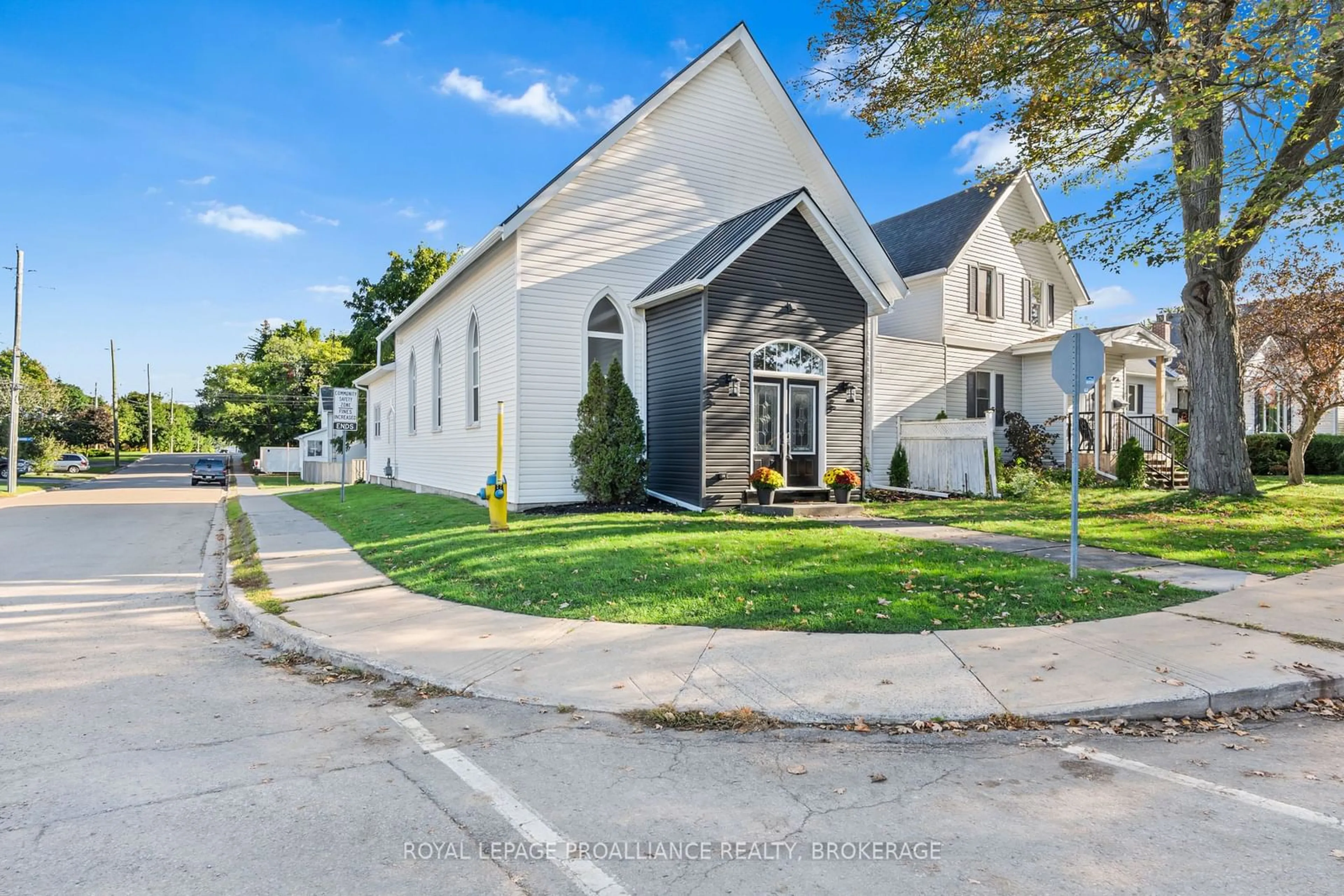 A pic from outside/outdoor area/front of a property/back of a property/a pic from drone, street for 299 ARTHUR St, Gananoque Ontario K7G 1B3