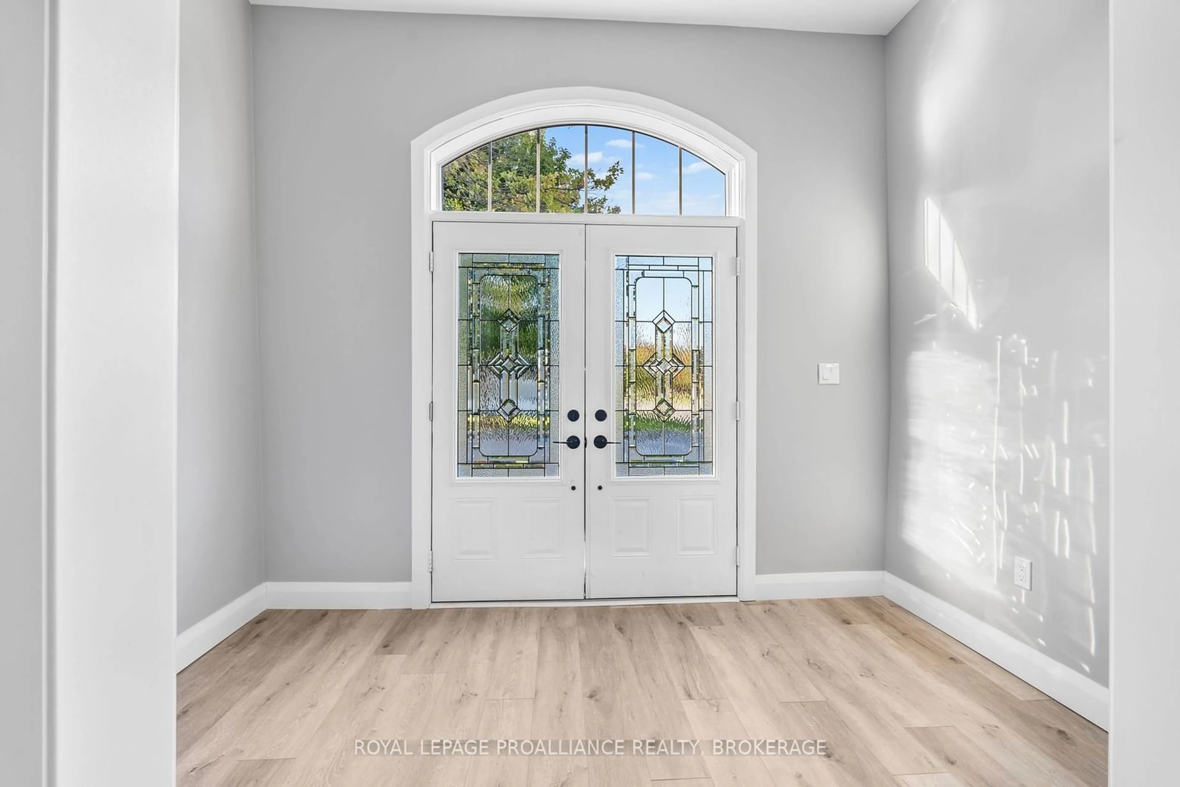 Indoor entryway for 299 ARTHUR St, Gananoque Ontario K7G 1B3