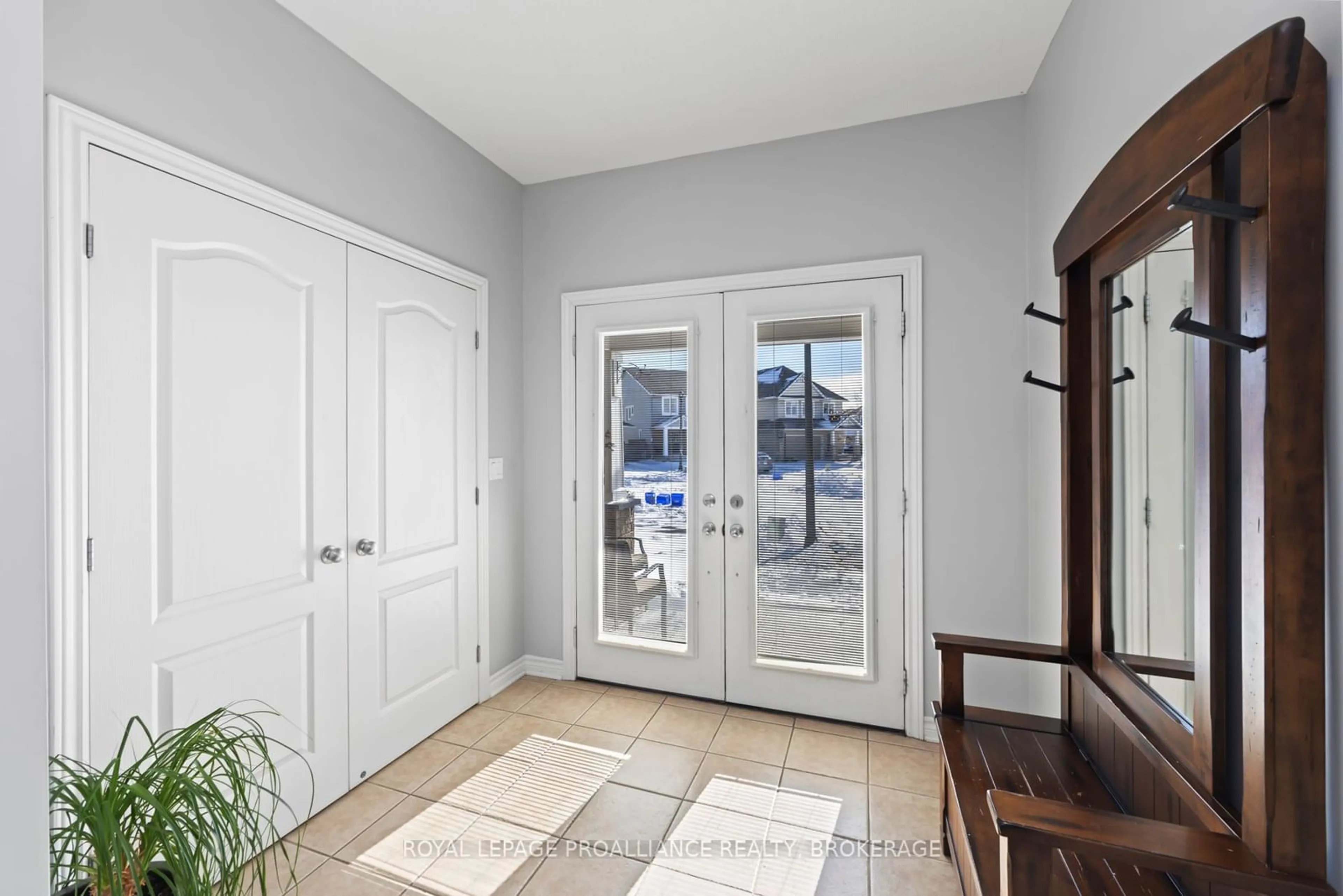 Indoor entryway for 572 Brooke Pl, Kingston Ontario K7K 0C2