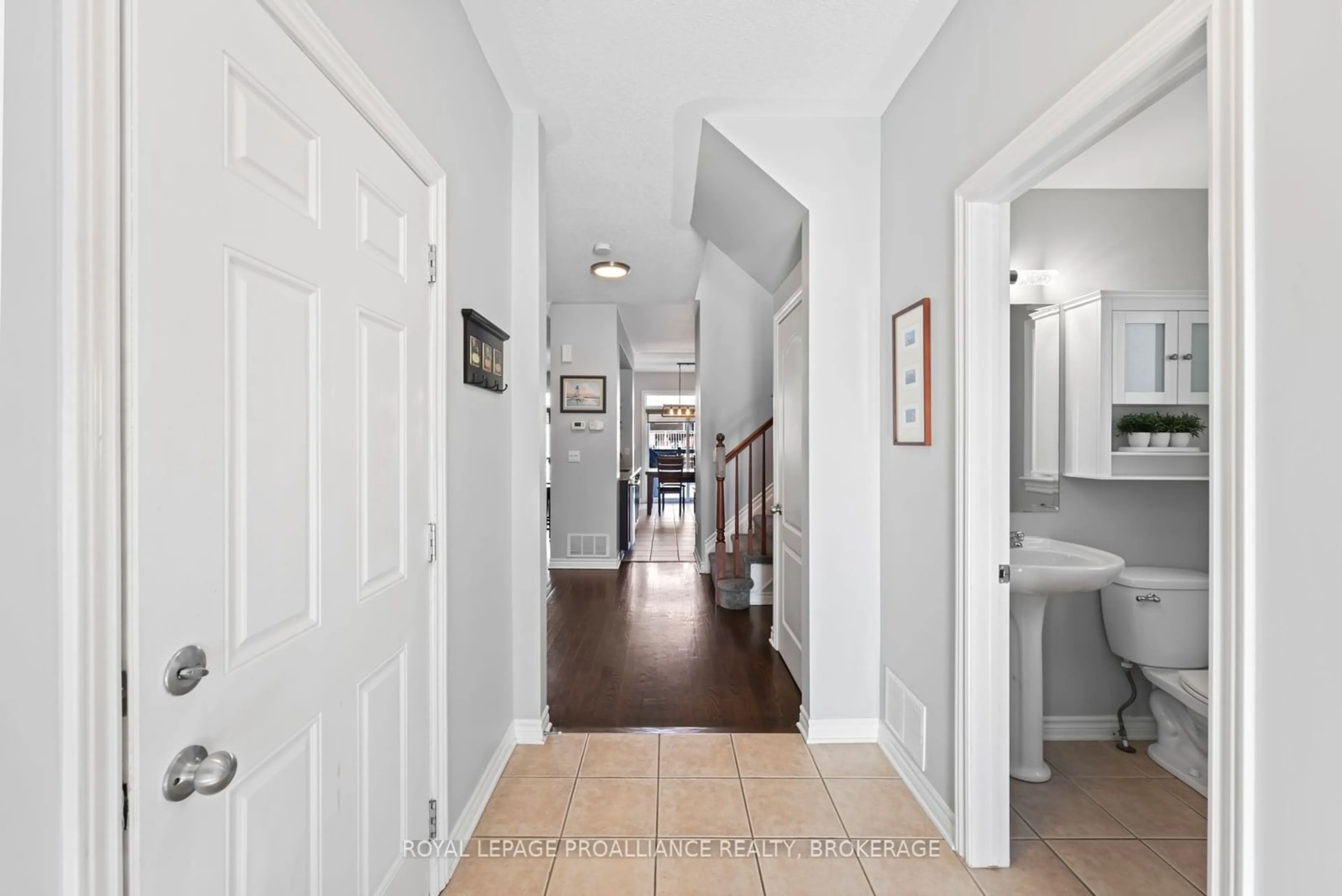 Indoor entryway for 572 Brooke Pl, Kingston Ontario K7K 0C2