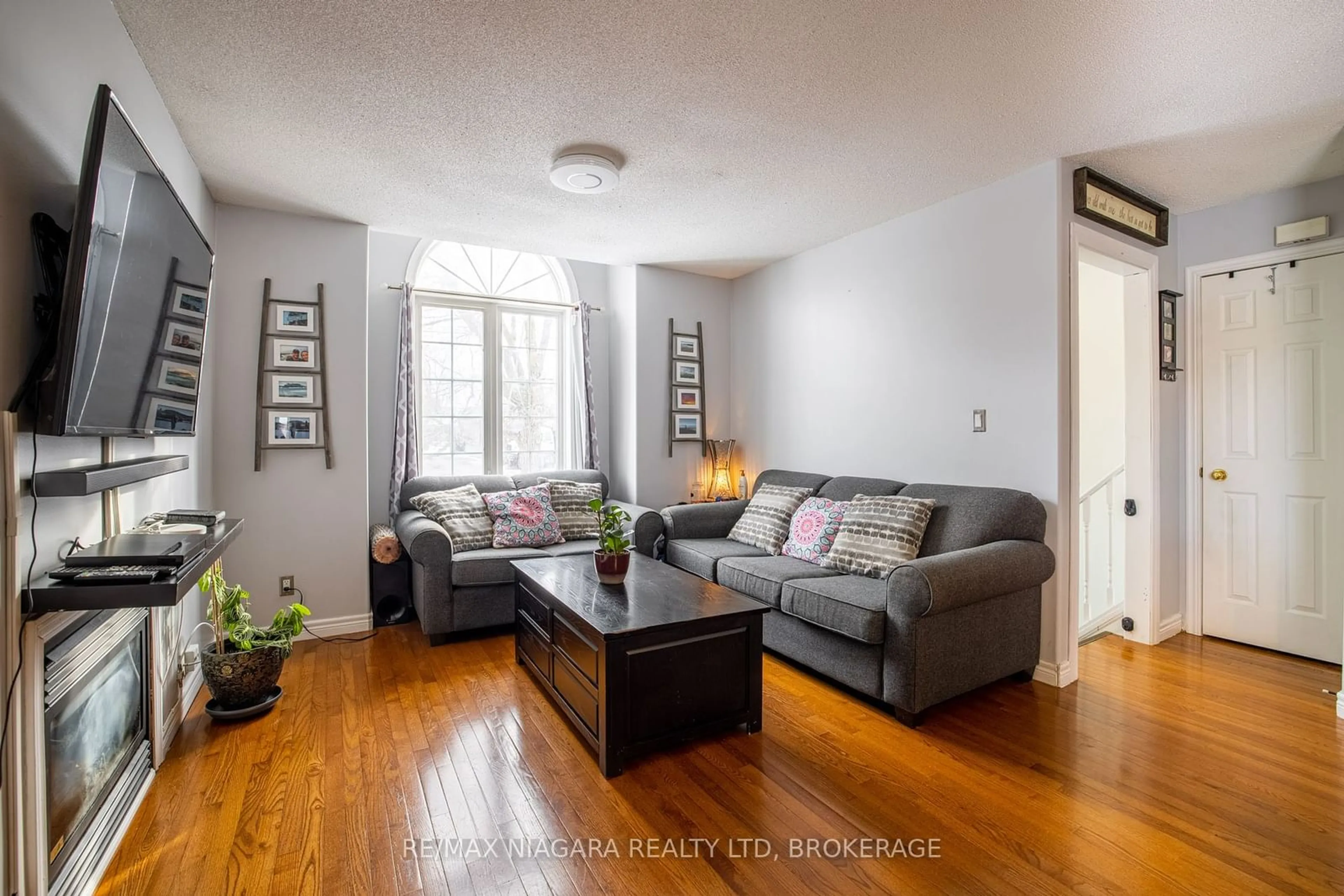 Living room with furniture, wood/laminate floor for 35 Davidson St, St. Catharines Ontario L2R 2V3