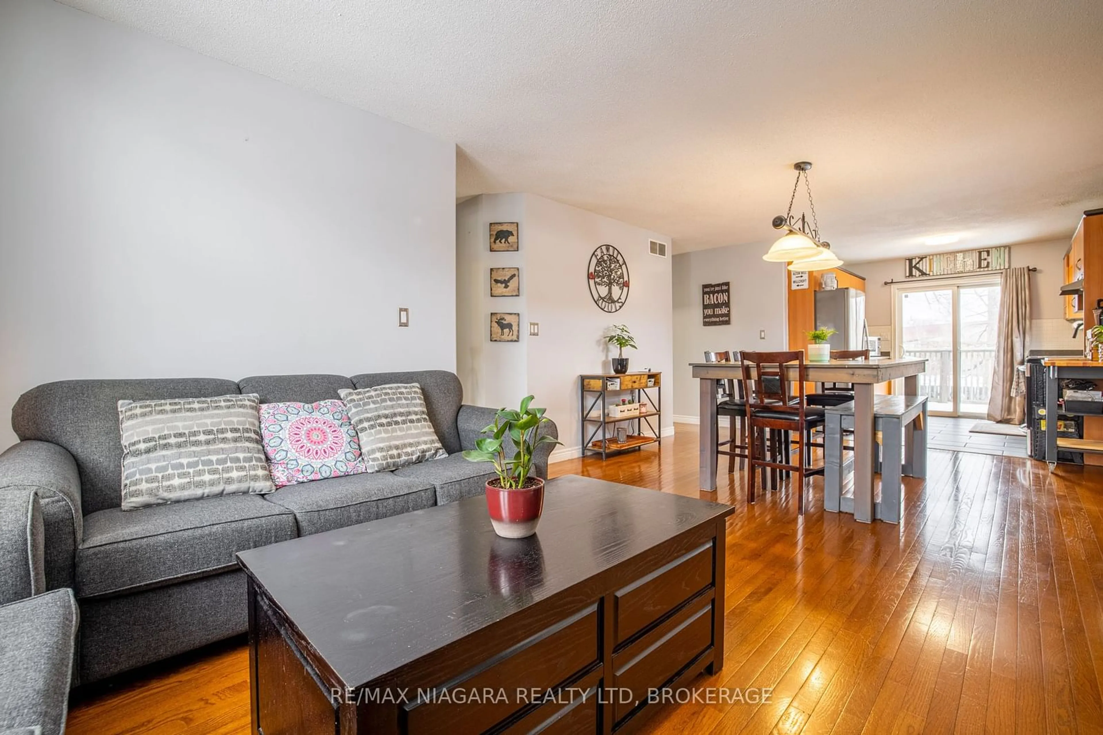 Living room with furniture, wood/laminate floor for 35 Davidson St, St. Catharines Ontario L2R 2V3