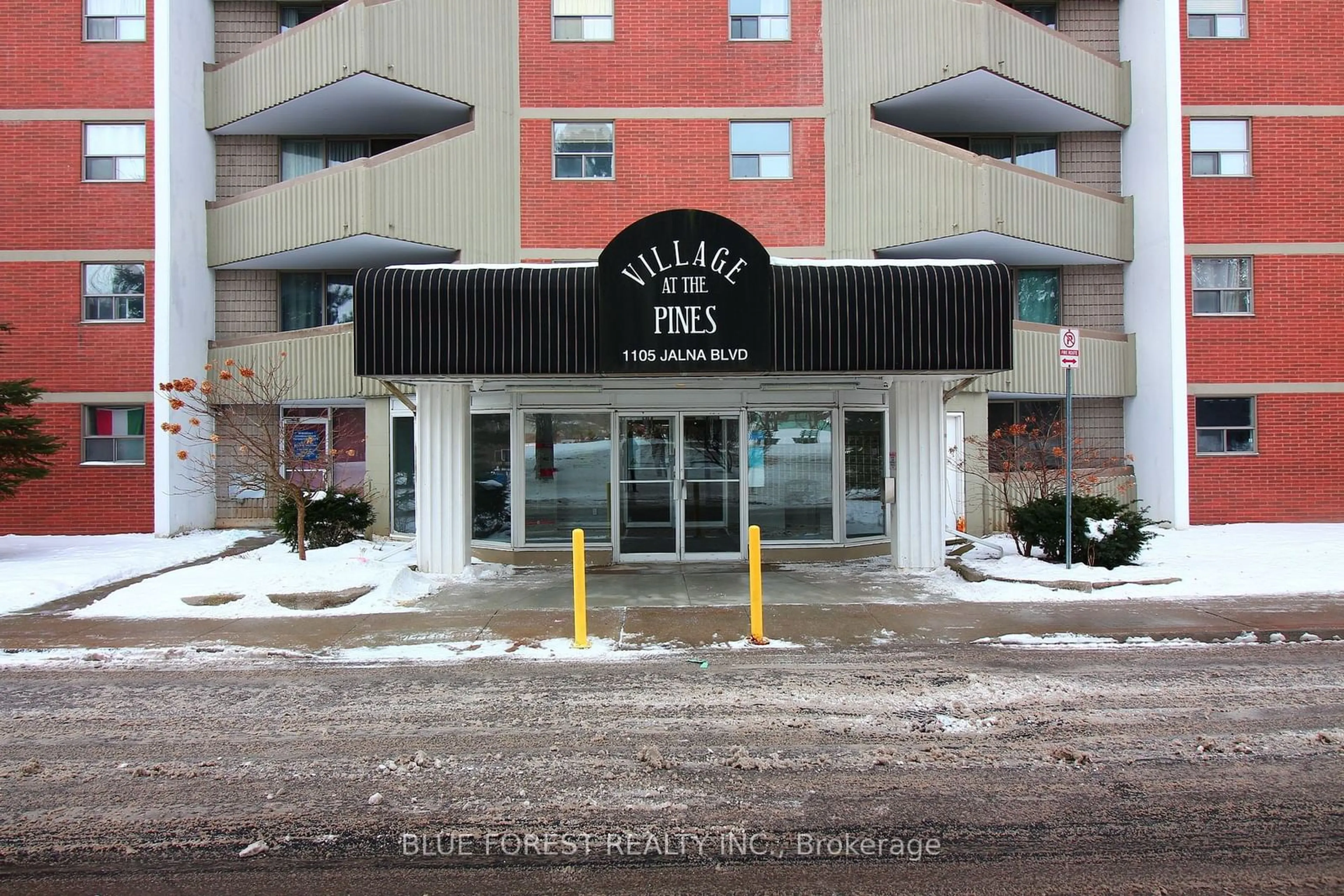 Indoor foyer for 1105 Jalna Blvd #301, London Ontario N6E 2S9