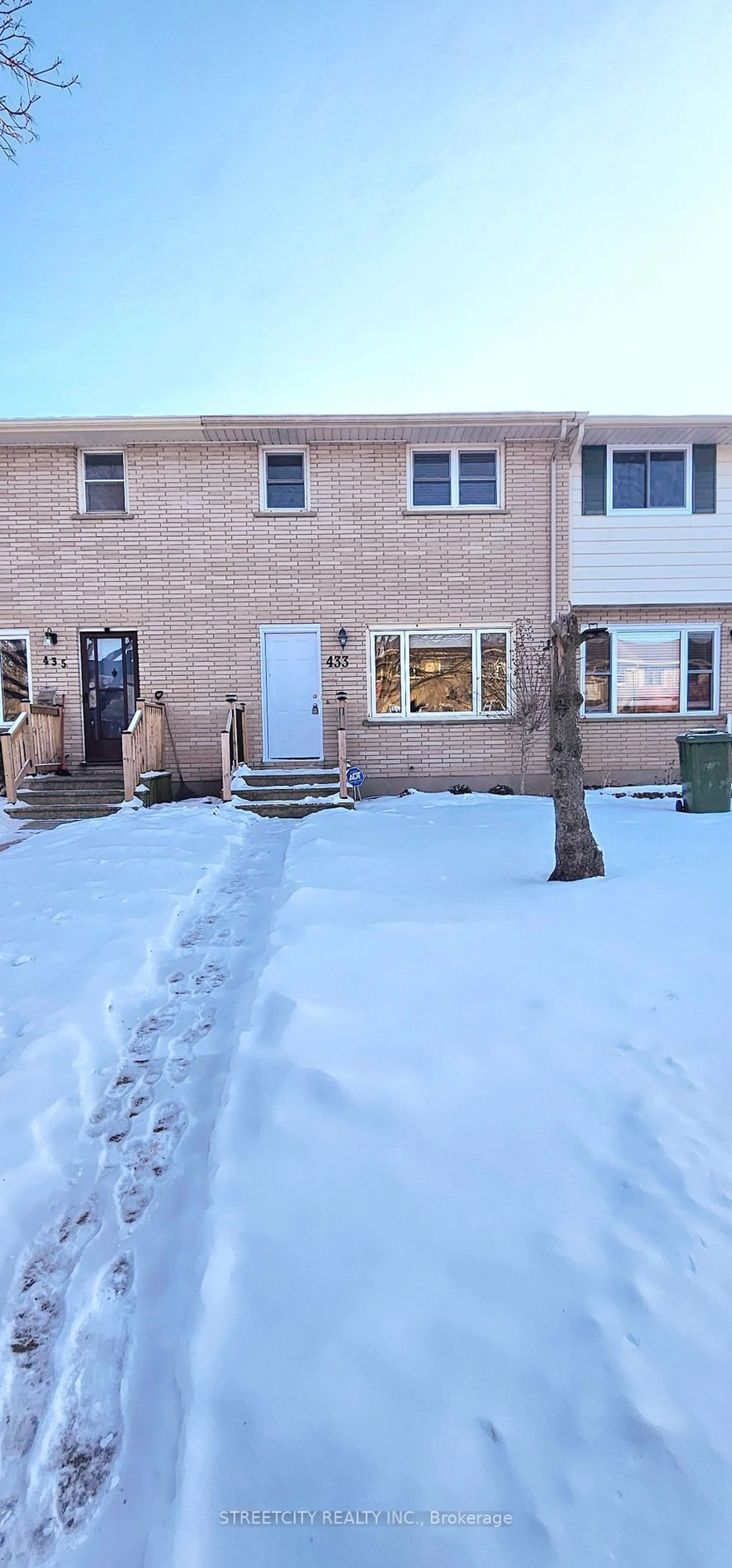 A pic from outside/outdoor area/front of a property/back of a property/a pic from drone, street for 433 Forest Ave, St. Thomas Ontario N5R 5G2