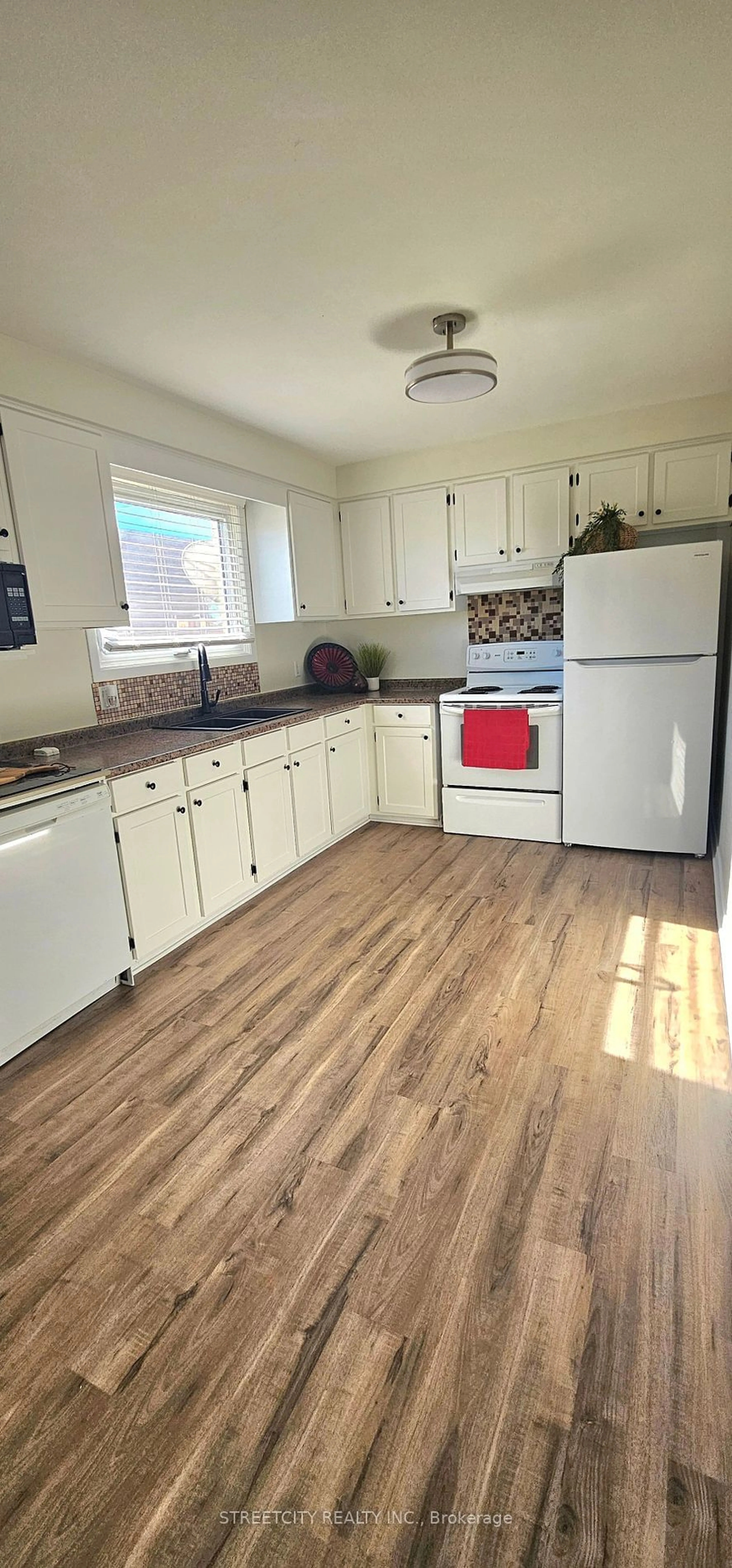 Standard kitchen, wood/laminate floor for 433 Forest Ave, St. Thomas Ontario N5R 5G2