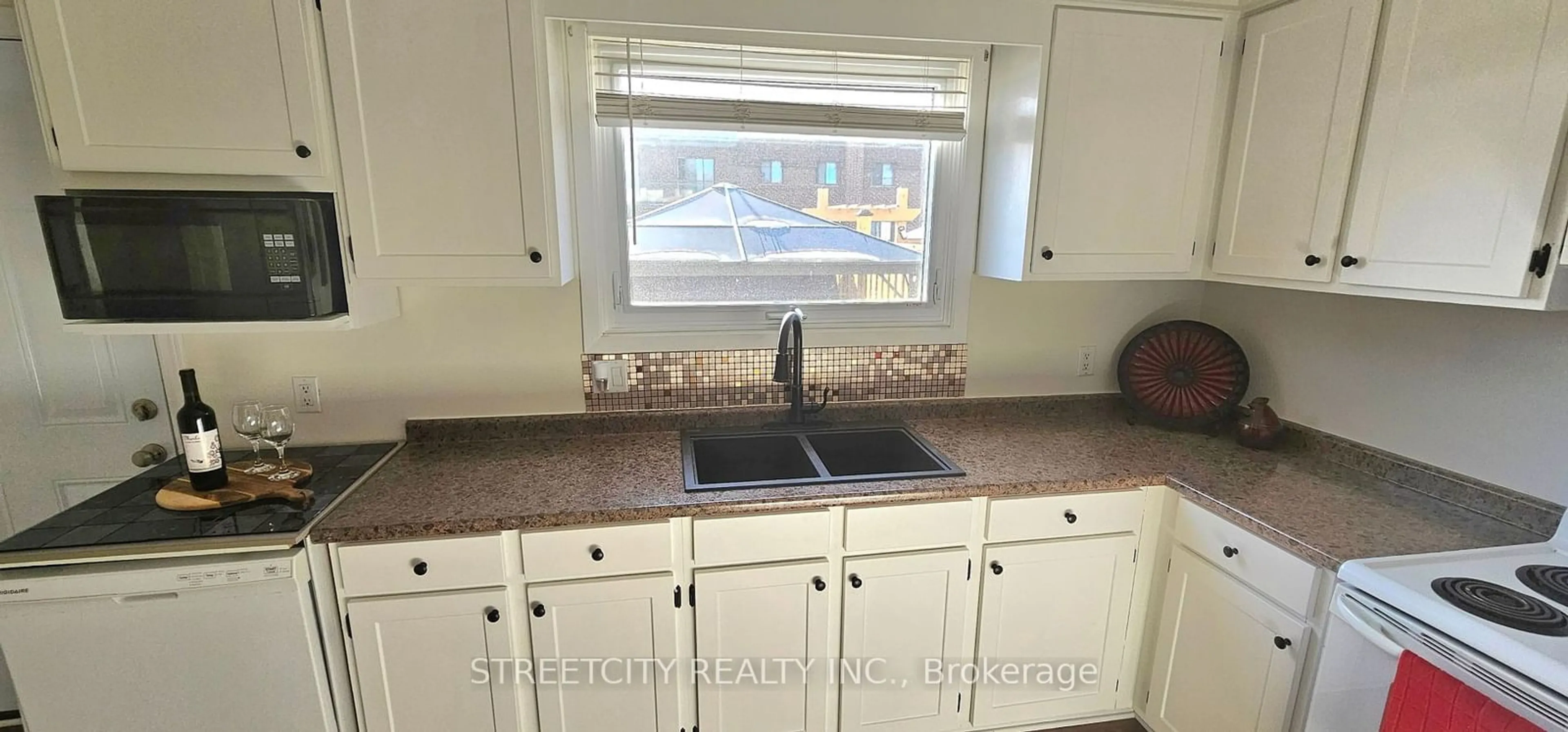 Standard kitchen, unknown for 433 Forest Ave, St. Thomas Ontario N5R 5G2