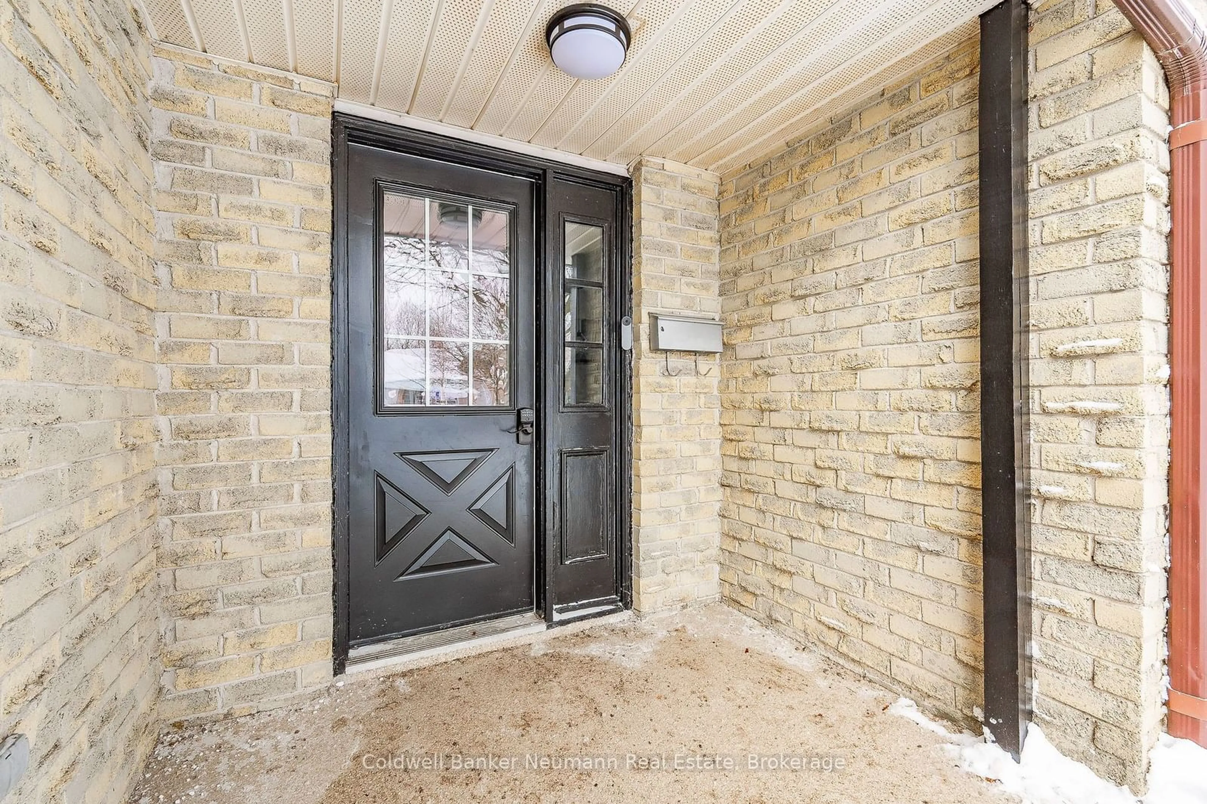 Indoor entryway for 195 Parkside Dr, Centre Wellington Ontario N1M 3E7