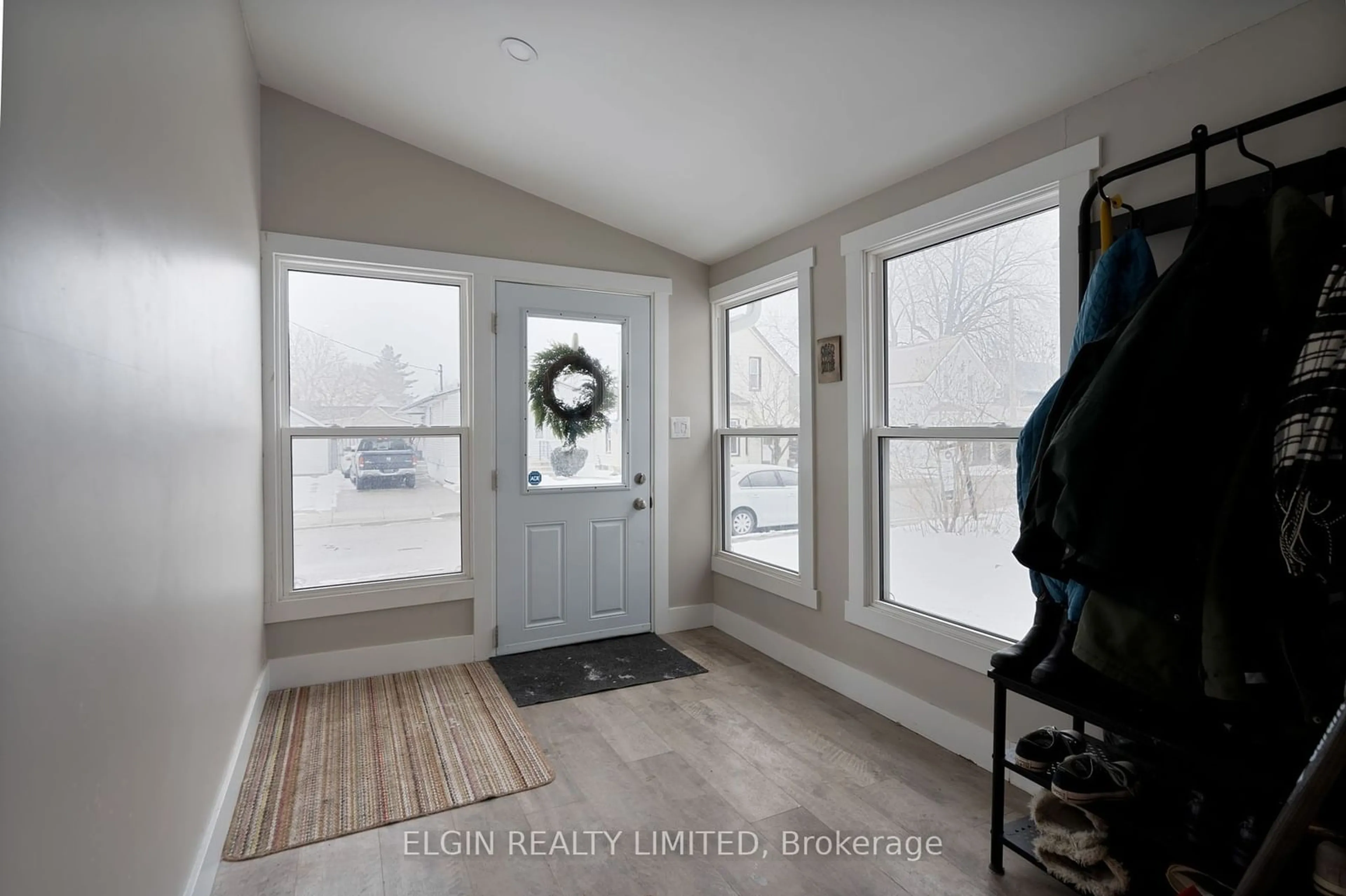 Indoor entryway for 14 Eagle St, St. Thomas Ontario N5P 1P9