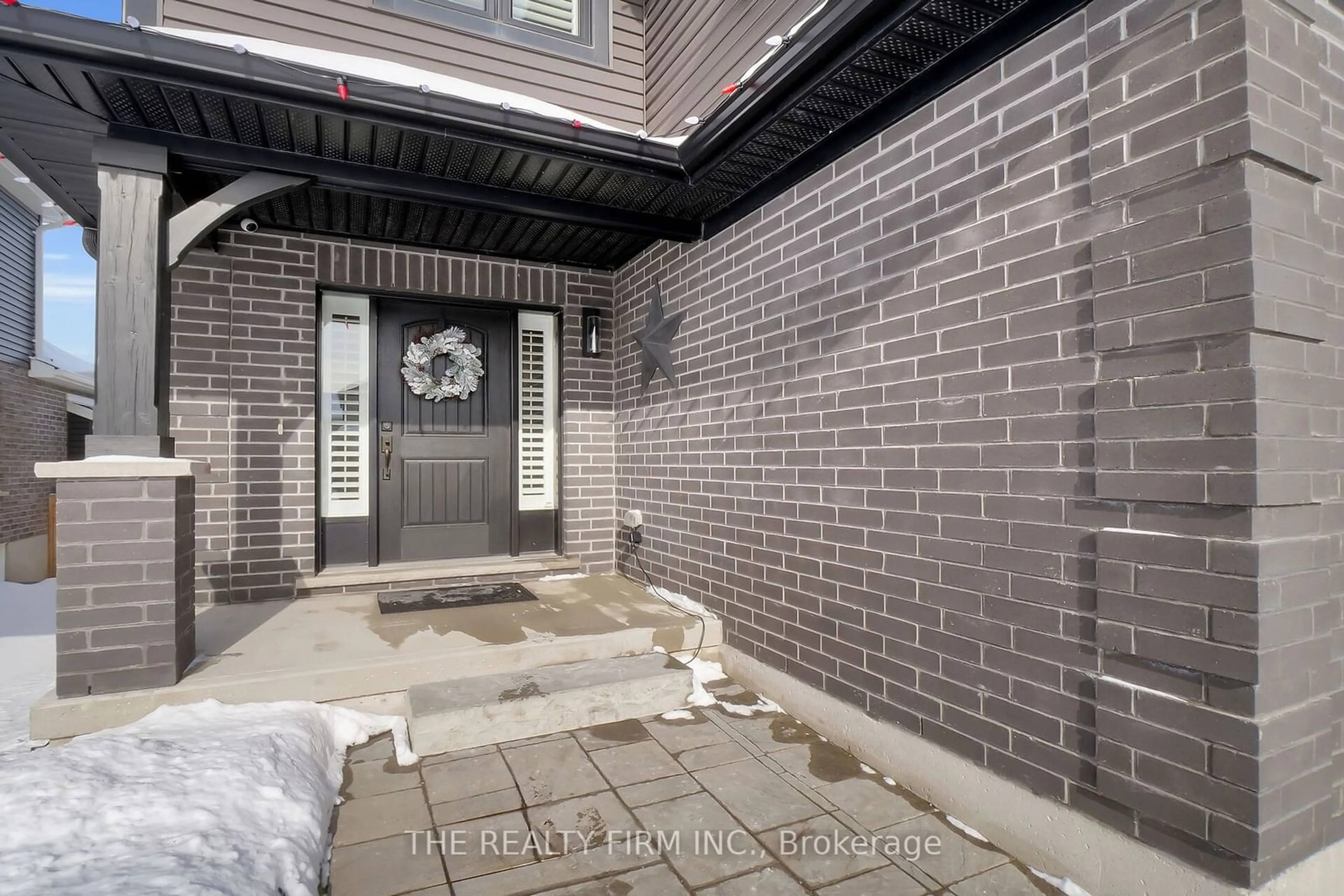 Indoor entryway for 102 Gilmour Dr, Lucan Biddulph Ontario N0M 2J0