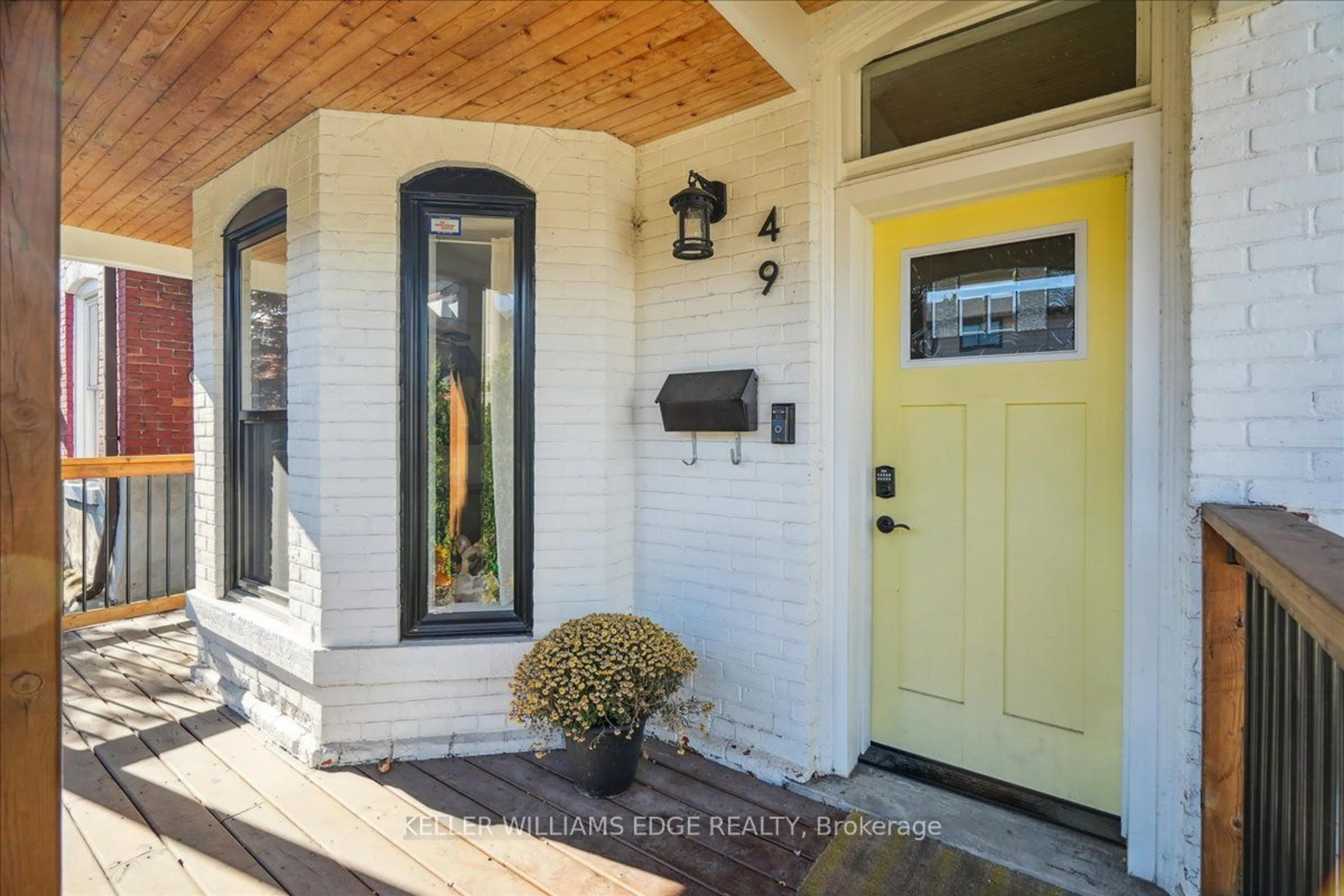 Indoor entryway for 49 Oak Ave, Hamilton Ontario L8L 5M7