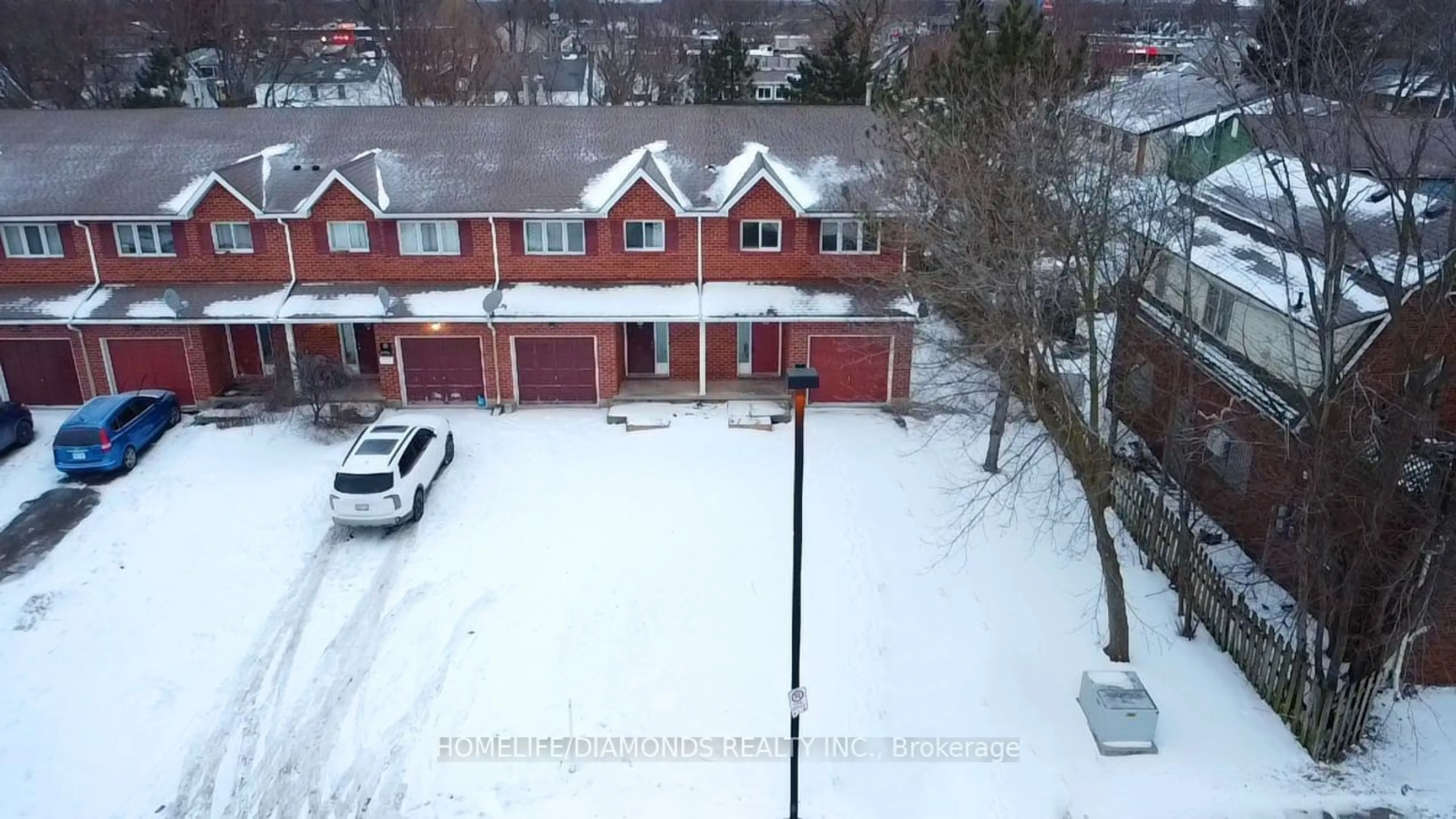 A pic from outside/outdoor area/front of a property/back of a property/a pic from drone, unknown for 44 NELSON Tr, Welland Ontario L3C 3V4