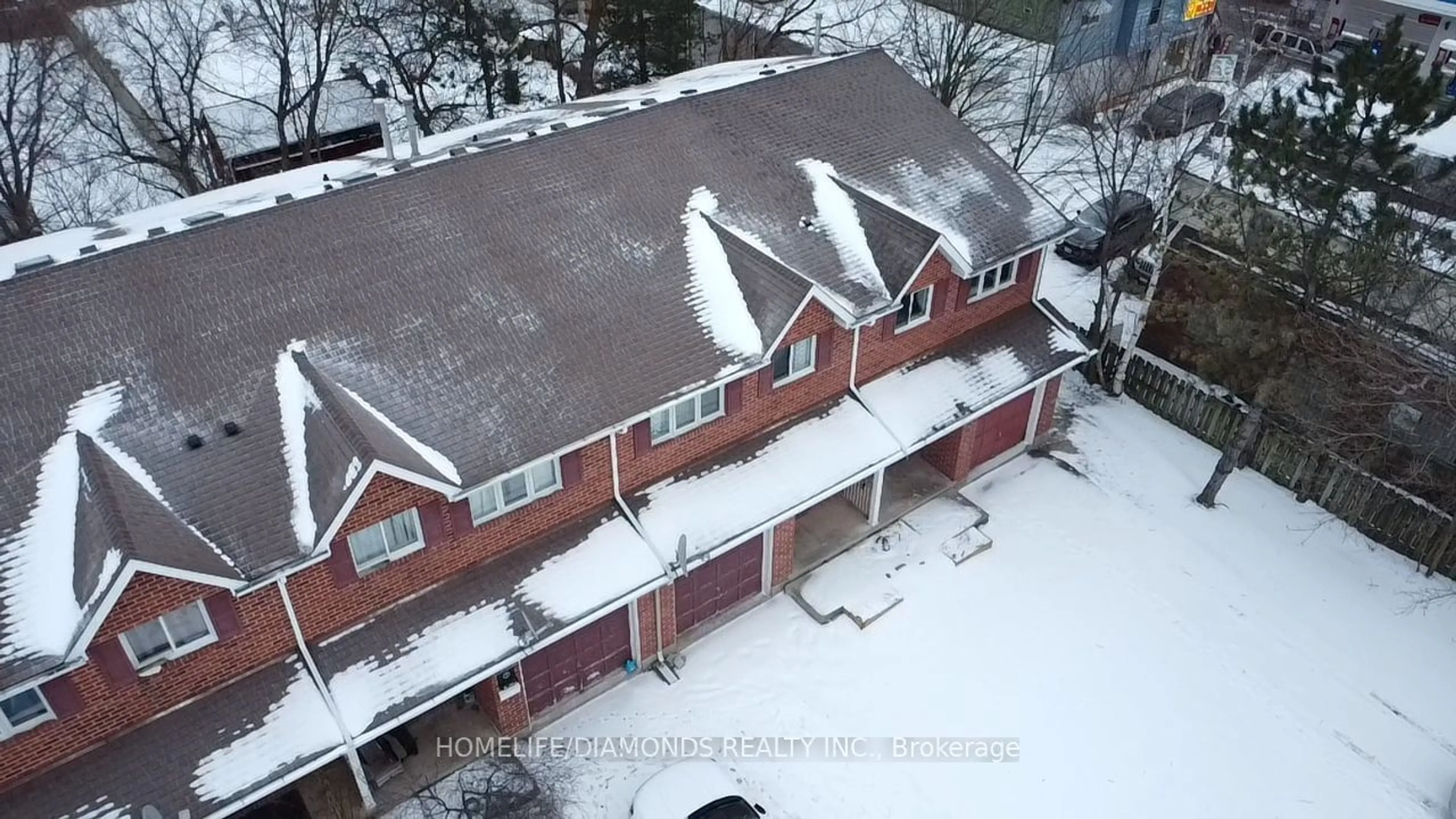 A pic from outside/outdoor area/front of a property/back of a property/a pic from drone, building for 44 NELSON Tr, Welland Ontario L3C 3V4