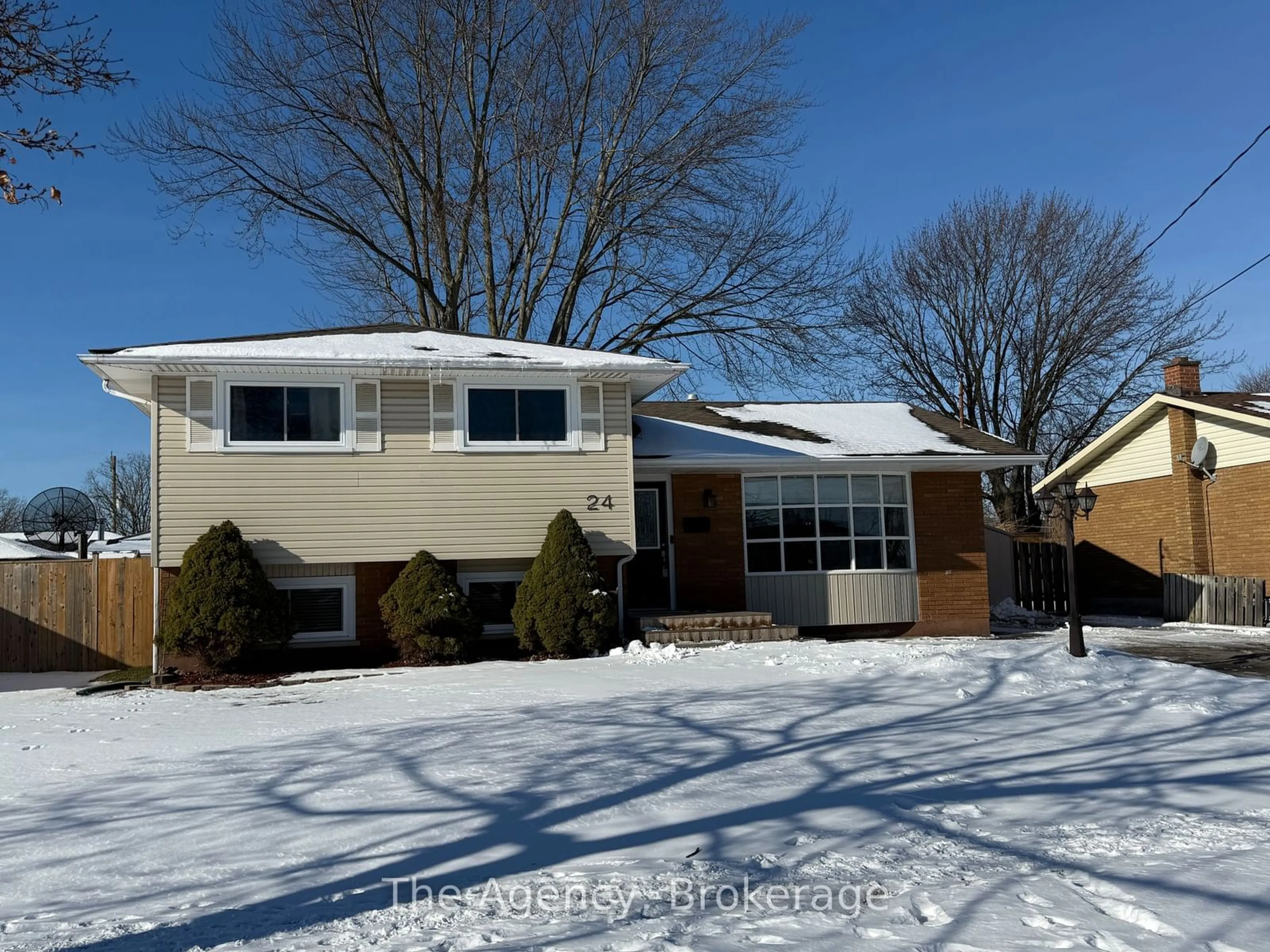 Home with vinyl exterior material, street for 24 GLADYS Ave, Welland Ontario L3B 1G2