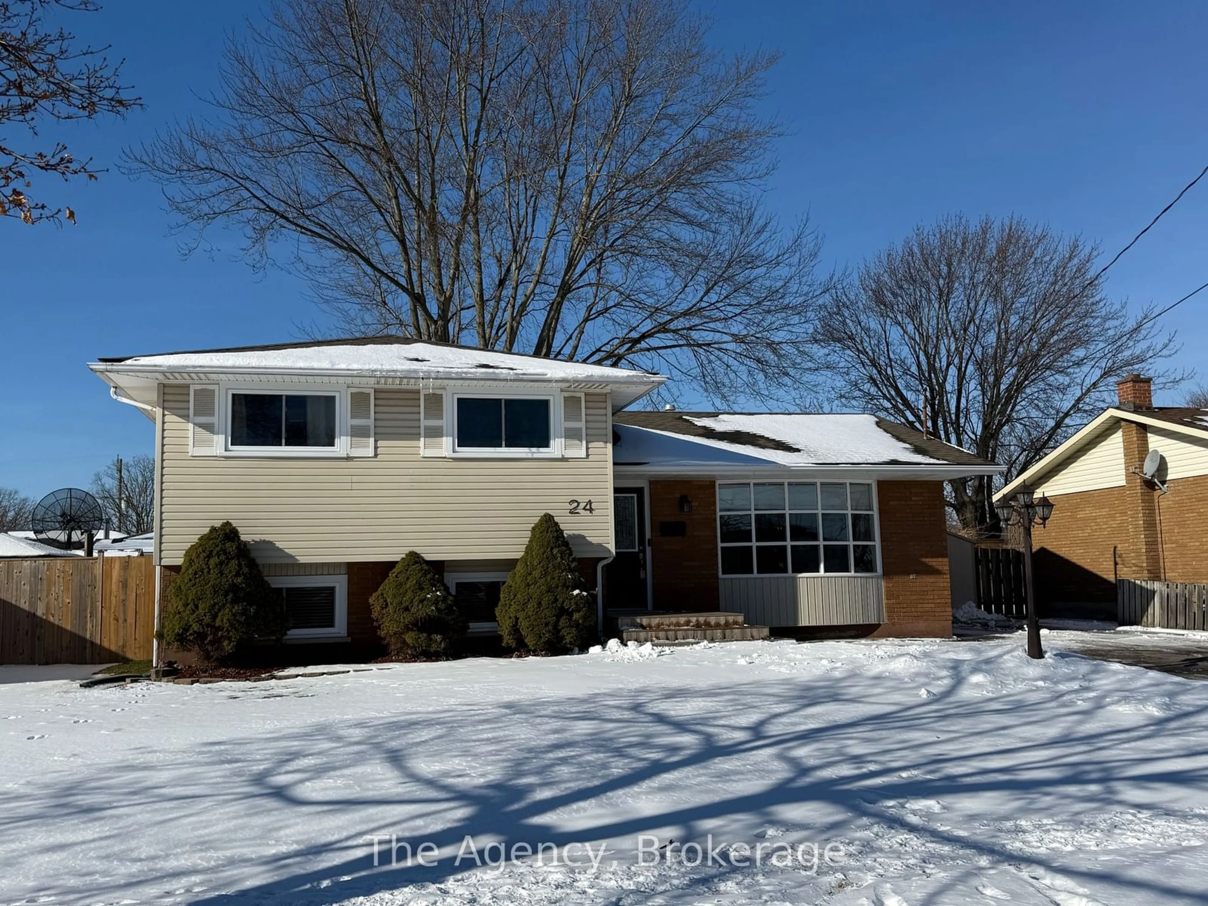 Home with vinyl exterior material, street for 24 GLADYS Ave, Welland Ontario L3B 1G2