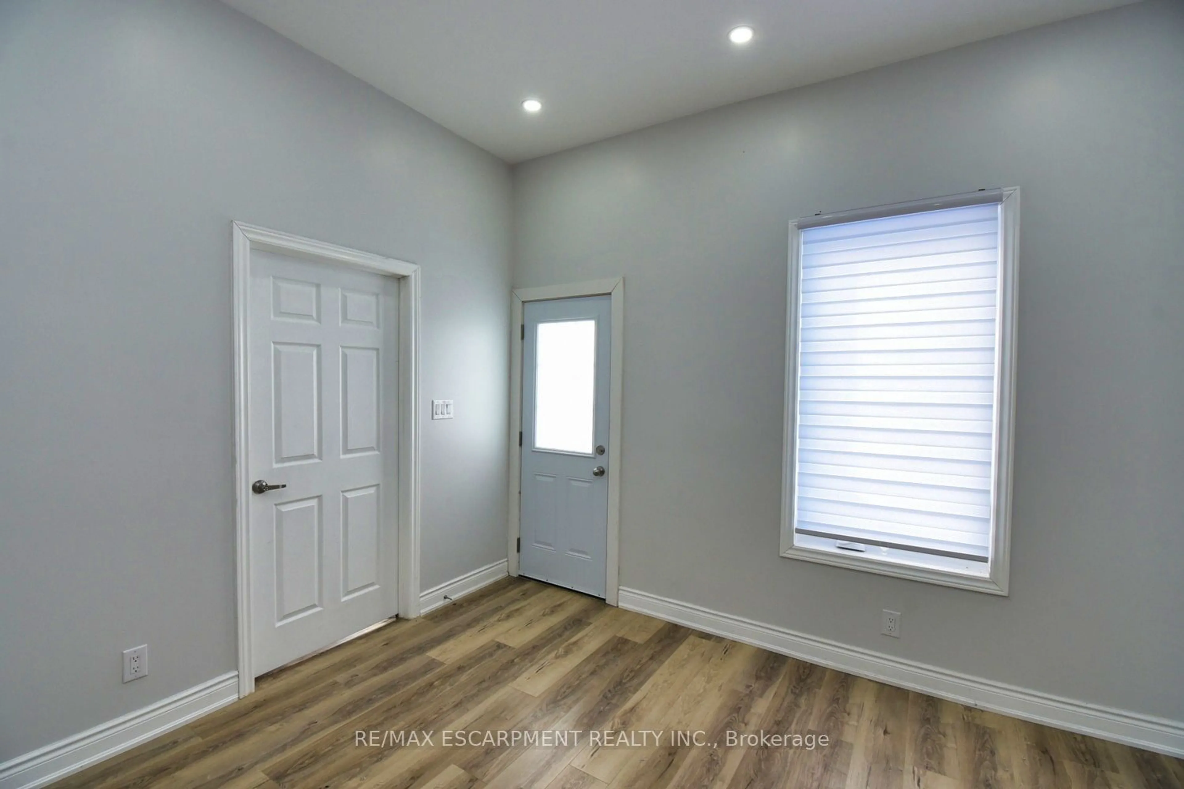 Indoor entryway for 195 Picton St, Hamilton Ontario L8L 3W8