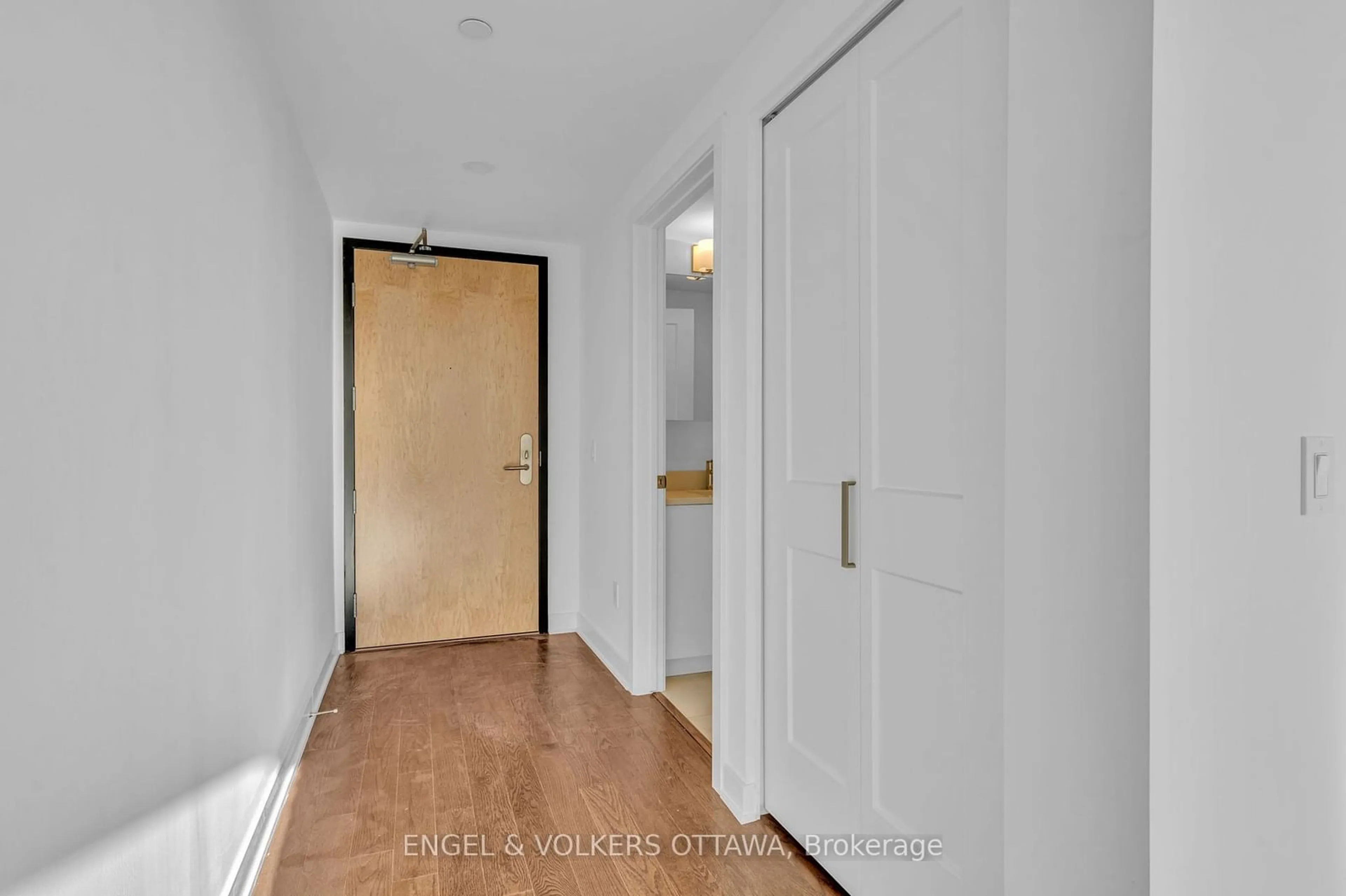 Indoor entryway for 340 Queen St #2407, Ottawa Centre Ontario K1R 0G1