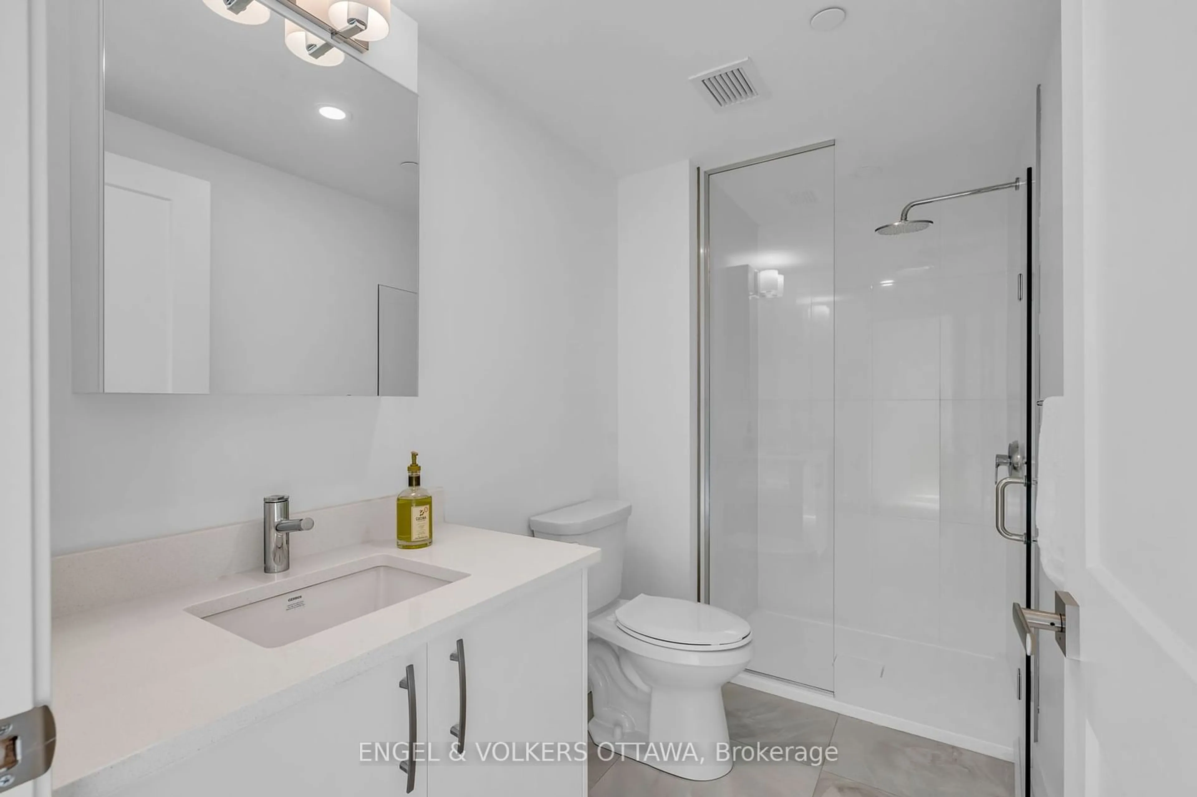 Standard bathroom, ceramic/tile floor for 340 Queen St #2407, Ottawa Centre Ontario K1R 0G1