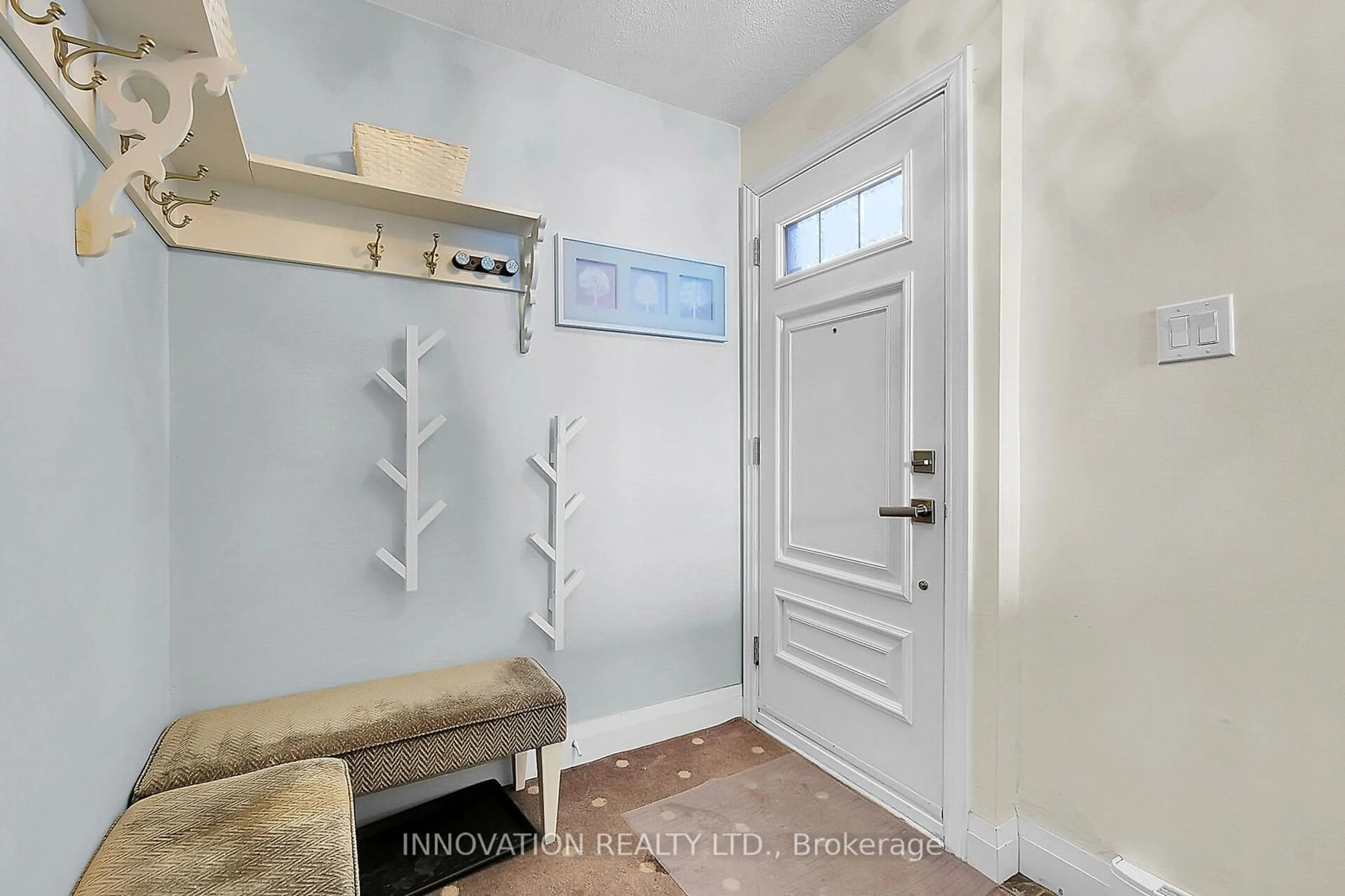 Indoor entryway for 360 Montfort St, Vanier and Kingsview Park Ontario K1L 5N2