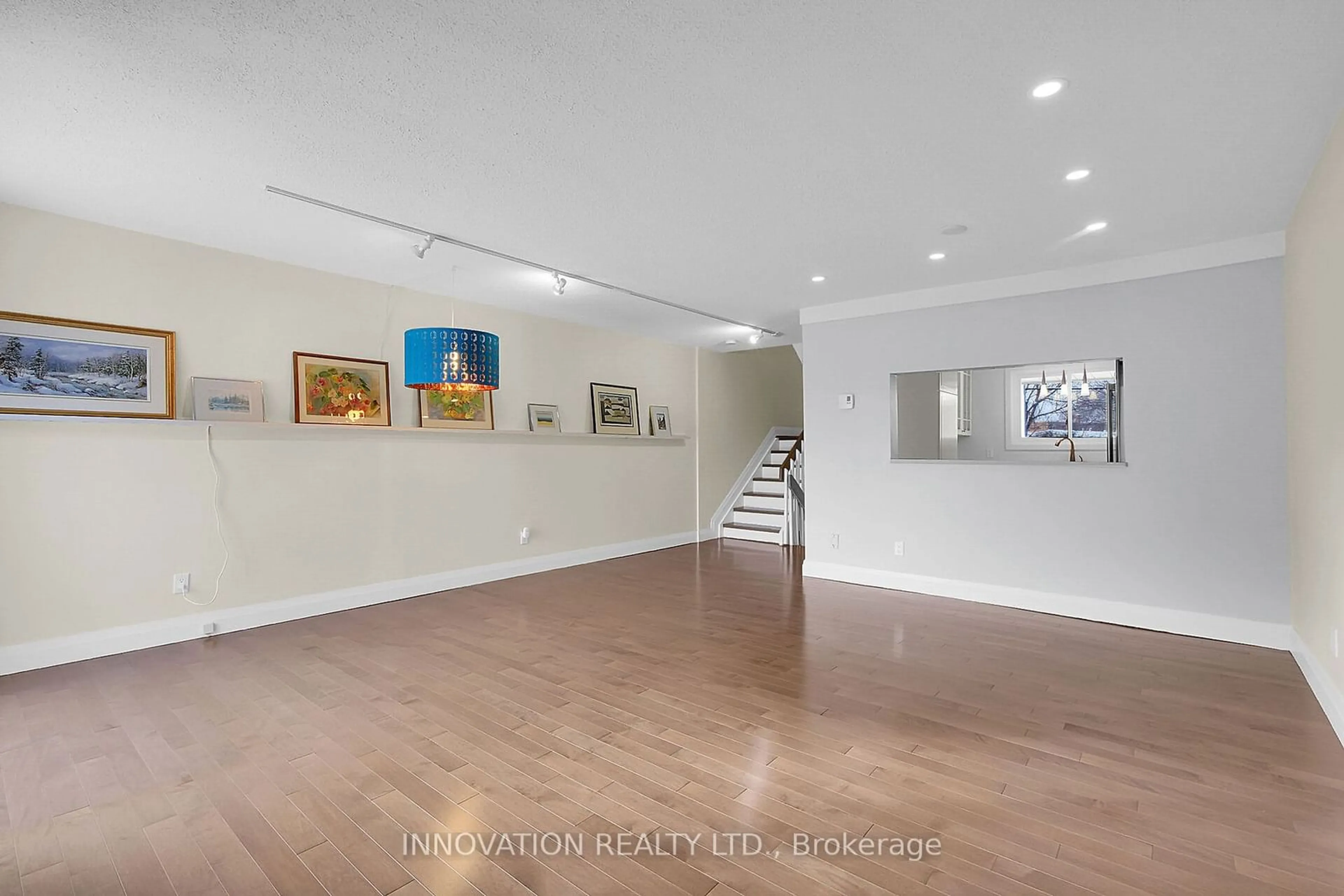 Indoor foyer for 360 Montfort St, Vanier and Kingsview Park Ontario K1L 5N2