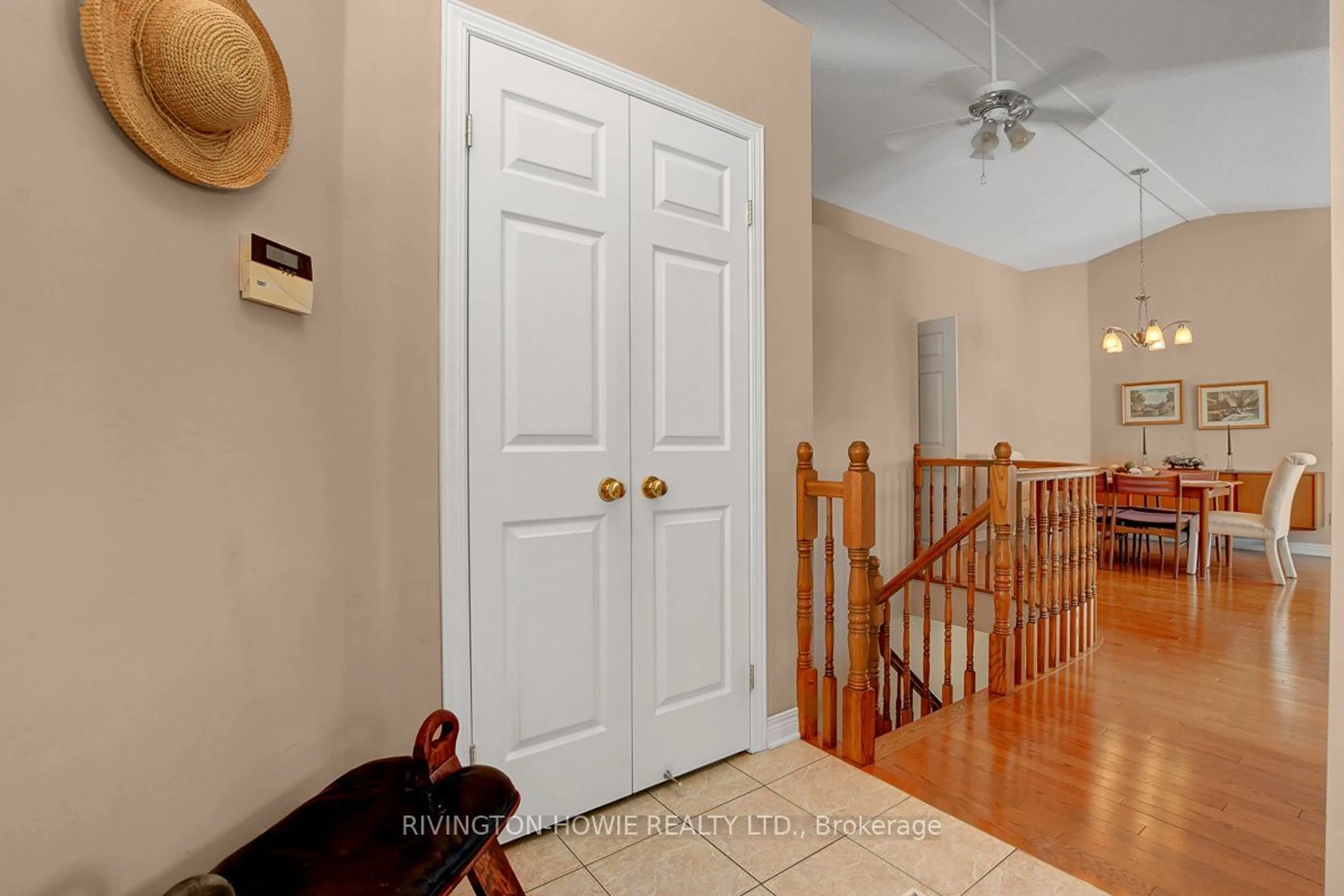 Indoor entryway for 41 Coulson Crt, Kanata Ontario K2K 2Z5