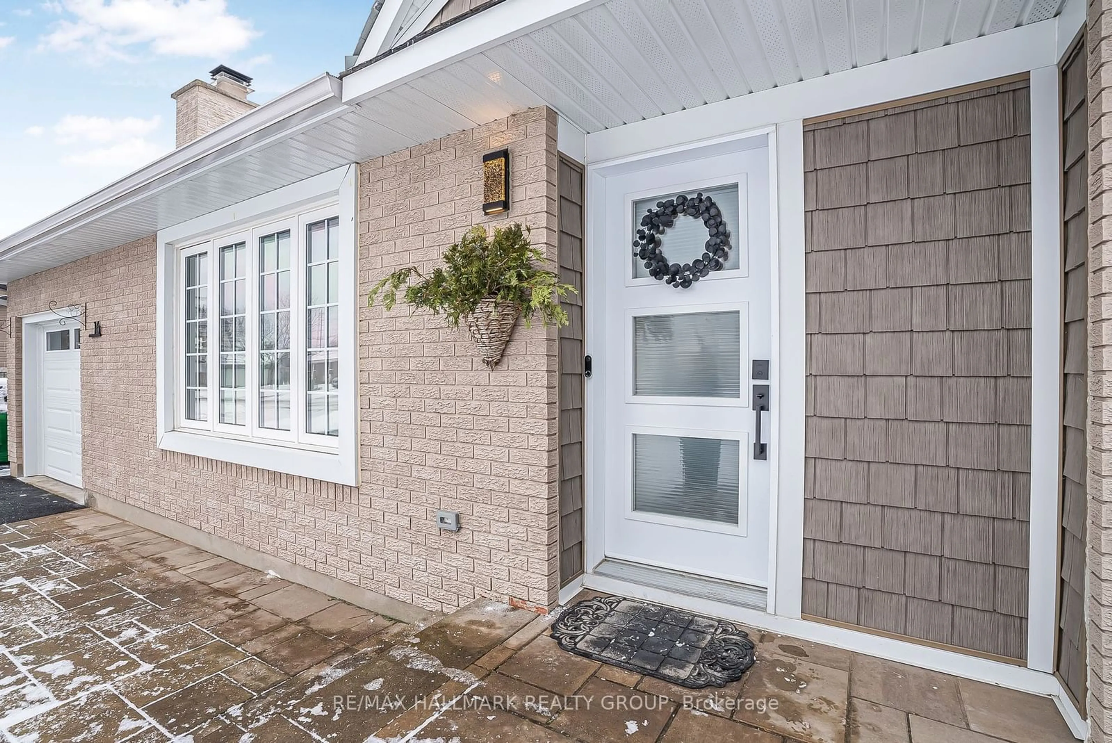 Indoor entryway for 16 Barrhaven Cres, Barrhaven Ontario K2J 1E8