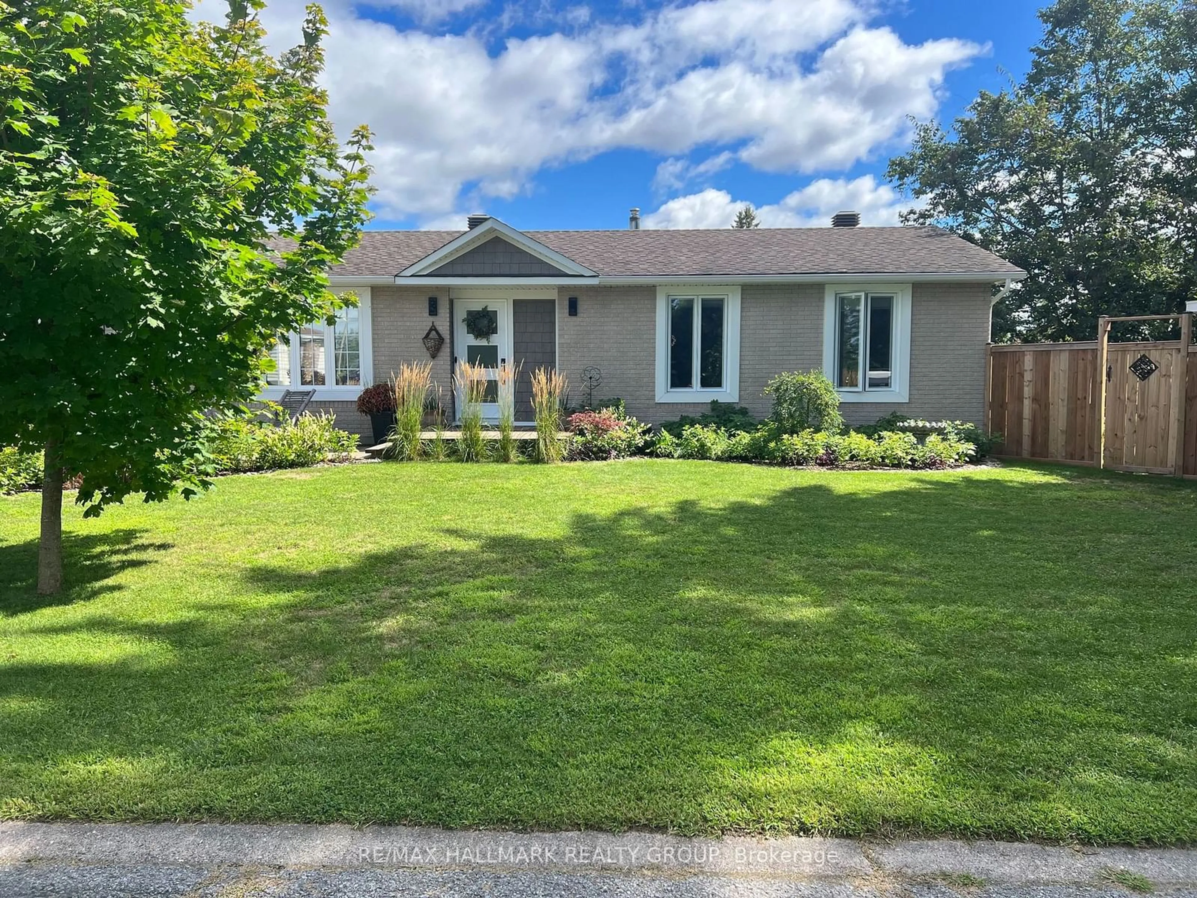 A pic from outside/outdoor area/front of a property/back of a property/a pic from drone, street for 16 Barrhaven Cres, Barrhaven Ontario K2J 1E8