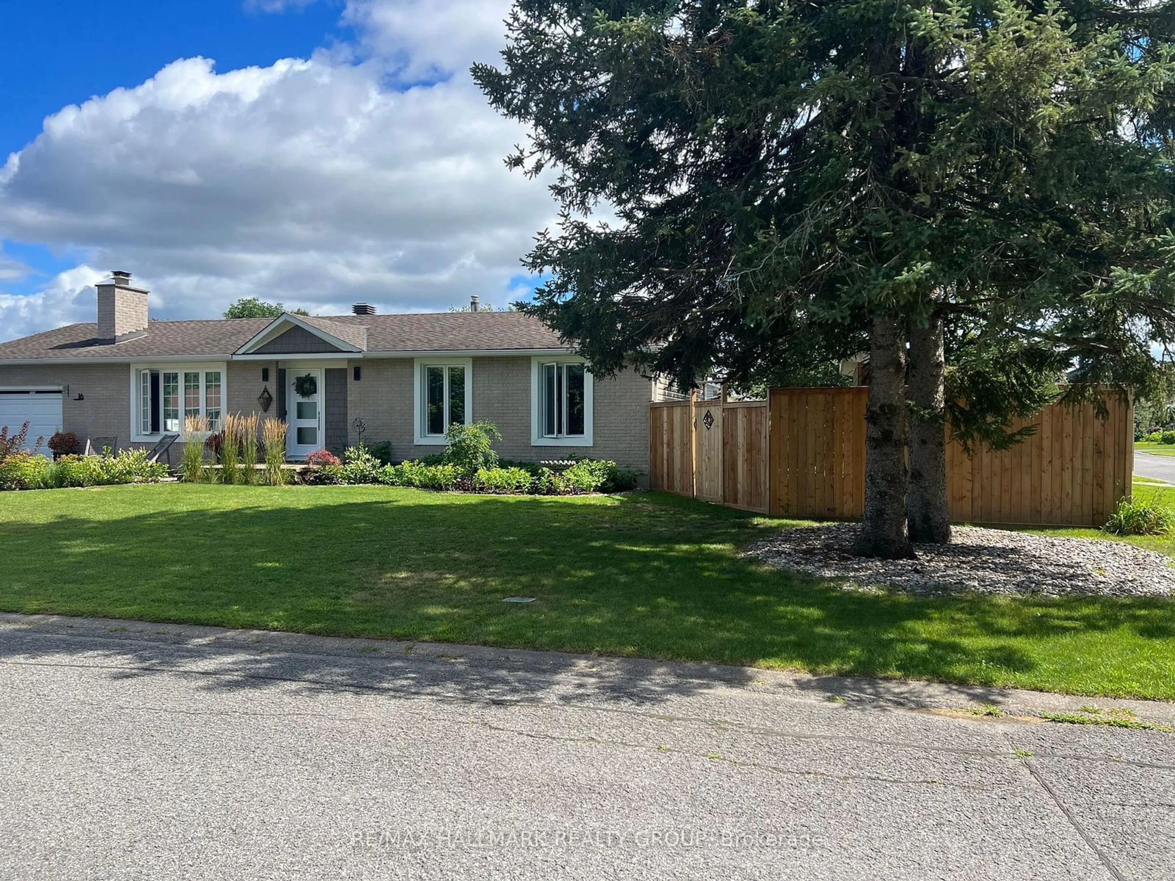 A pic from outside/outdoor area/front of a property/back of a property/a pic from drone, street for 16 Barrhaven Cres, Barrhaven Ontario K2J 1E8