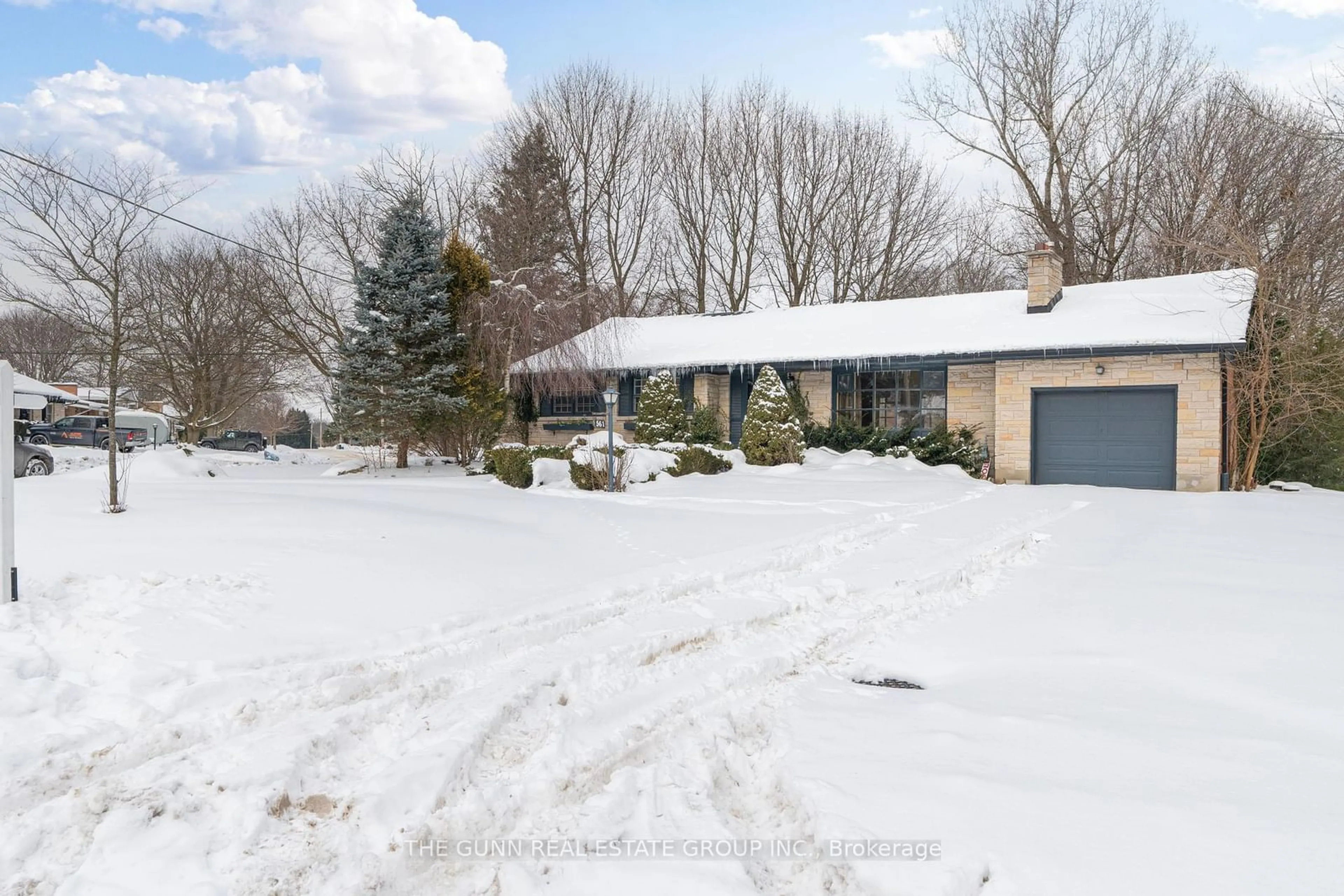 A pic from outside/outdoor area/front of a property/back of a property/a pic from drone, street for 561 Middlewoods Dr, London Ontario N6G 1W5