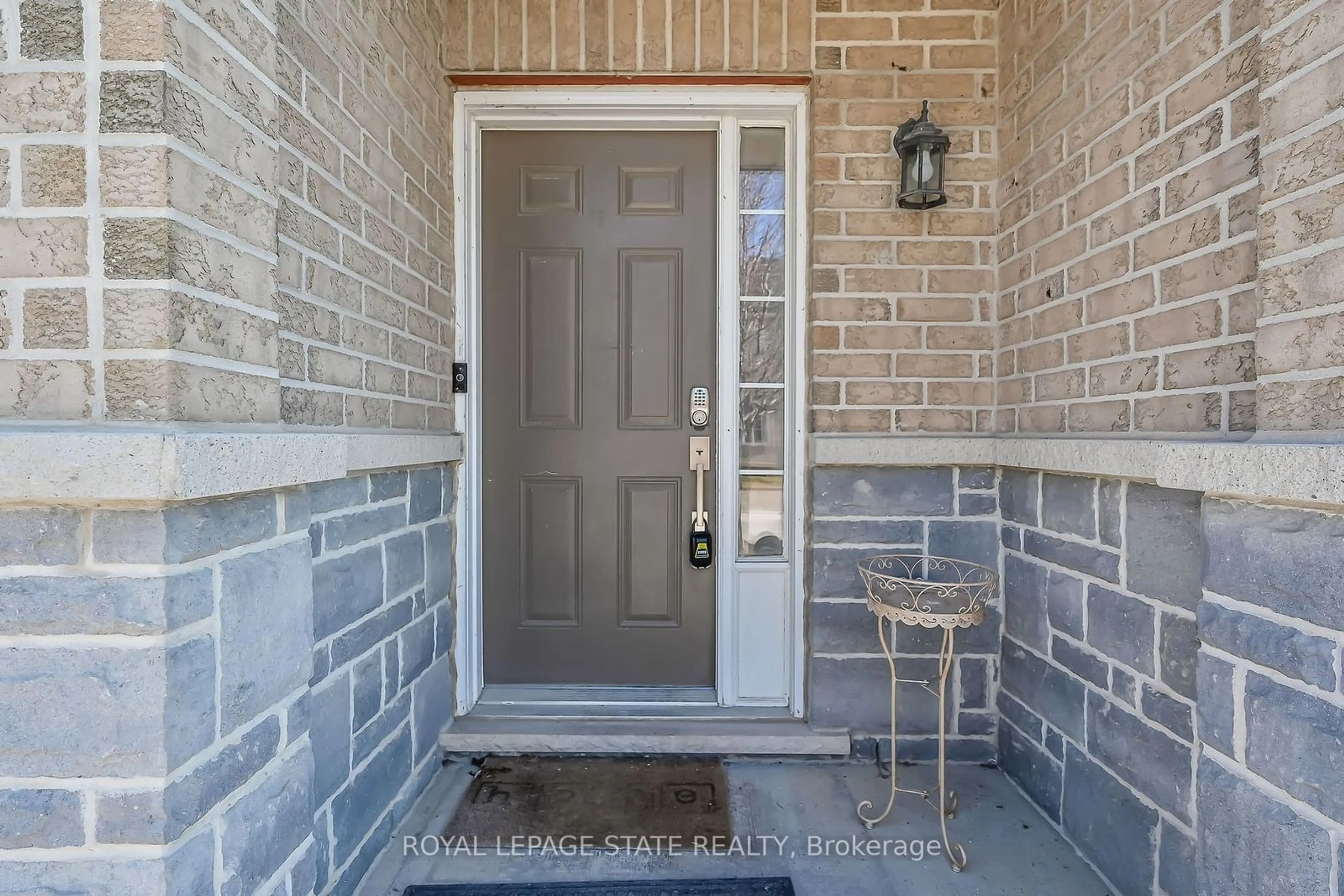 Indoor entryway for 170 Palacebeach Tr #24, Hamilton Ontario L8E 0H2