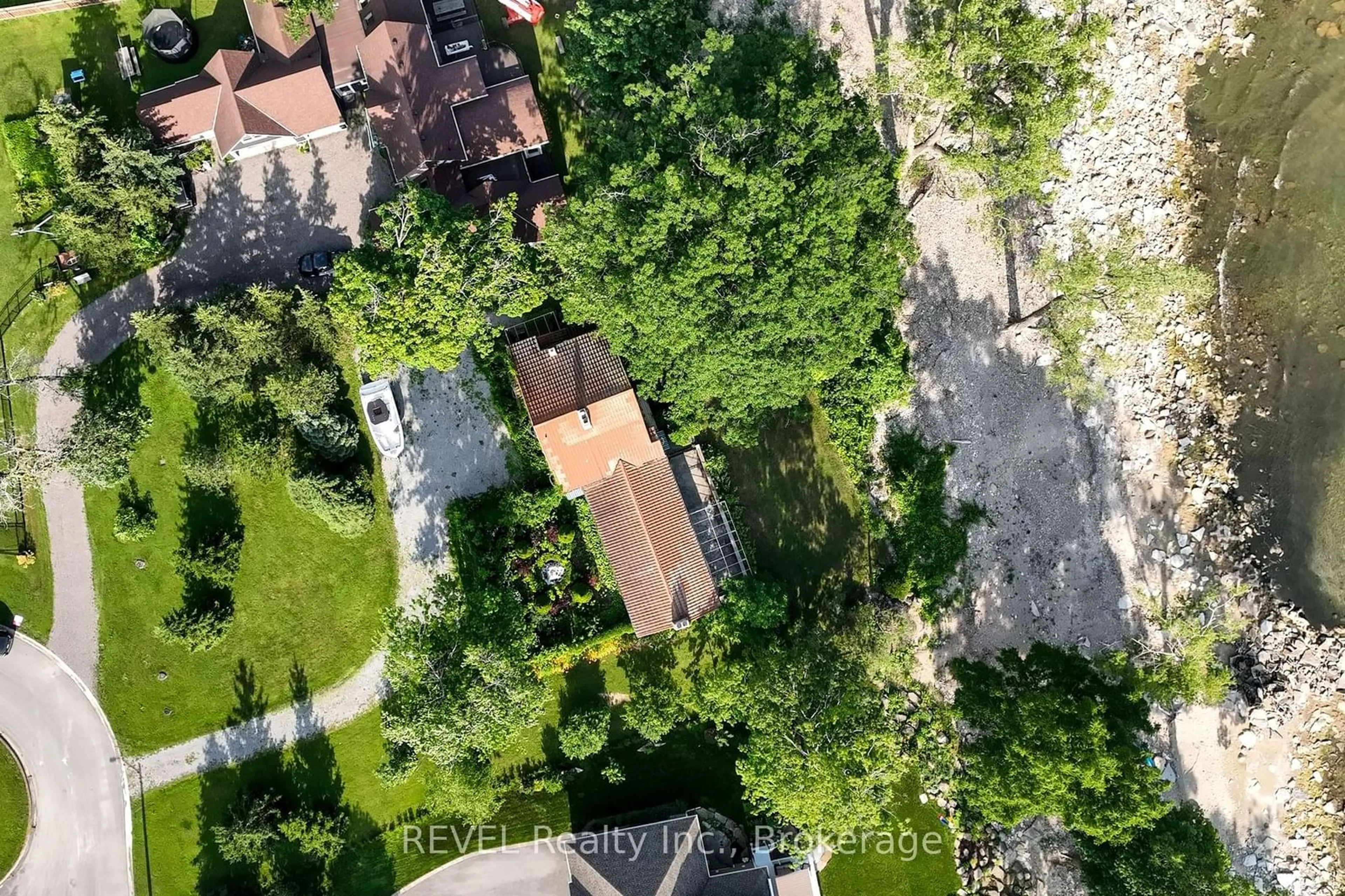 A pic from outside/outdoor area/front of a property/back of a property/a pic from drone, unknown for 3307 Lakecrest Crt, Fort Erie Ontario L0S 1N0