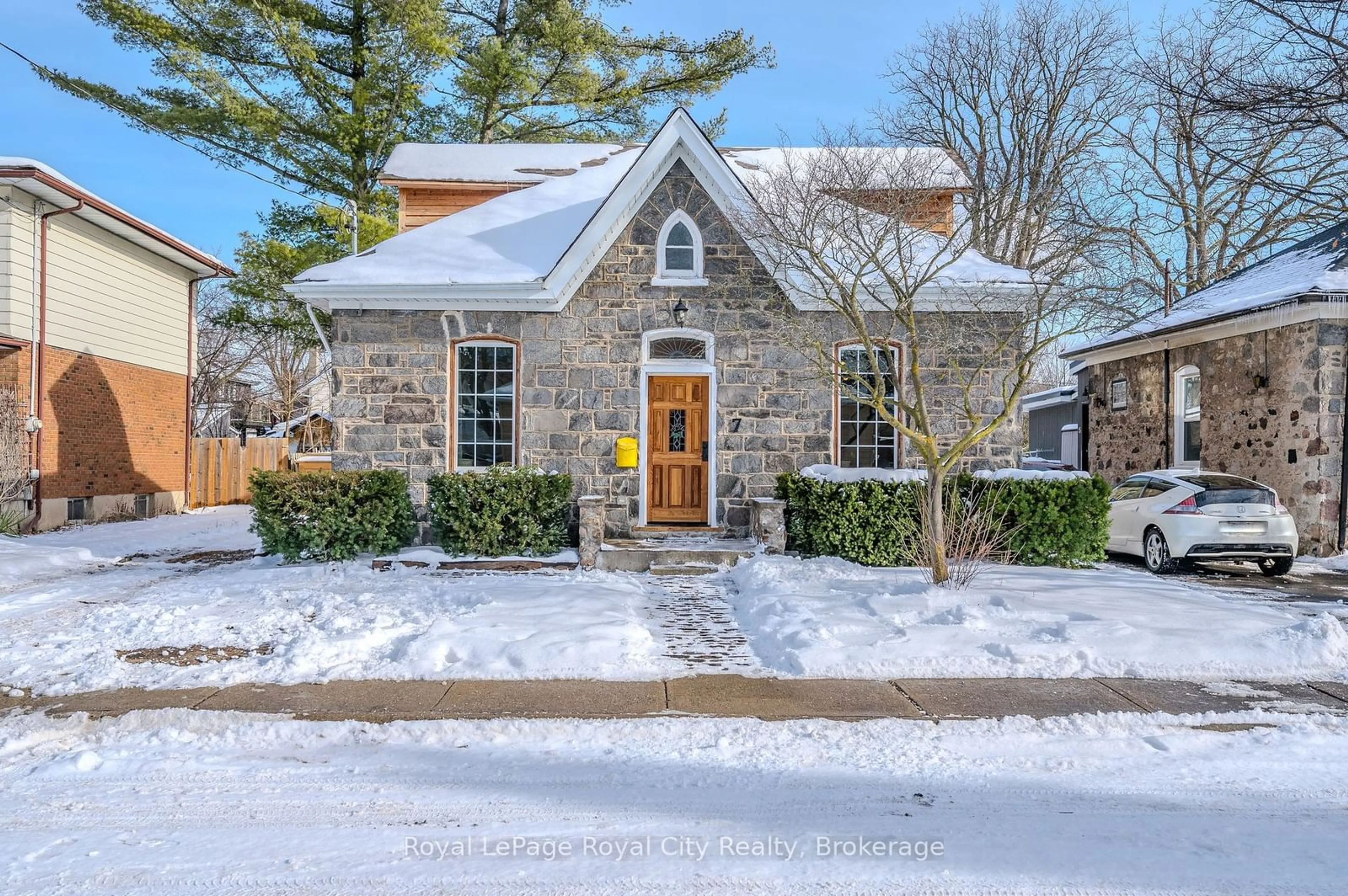 Home with brick exterior material, street for 7 YORK Pl, Cambridge Ontario N1R 3P6