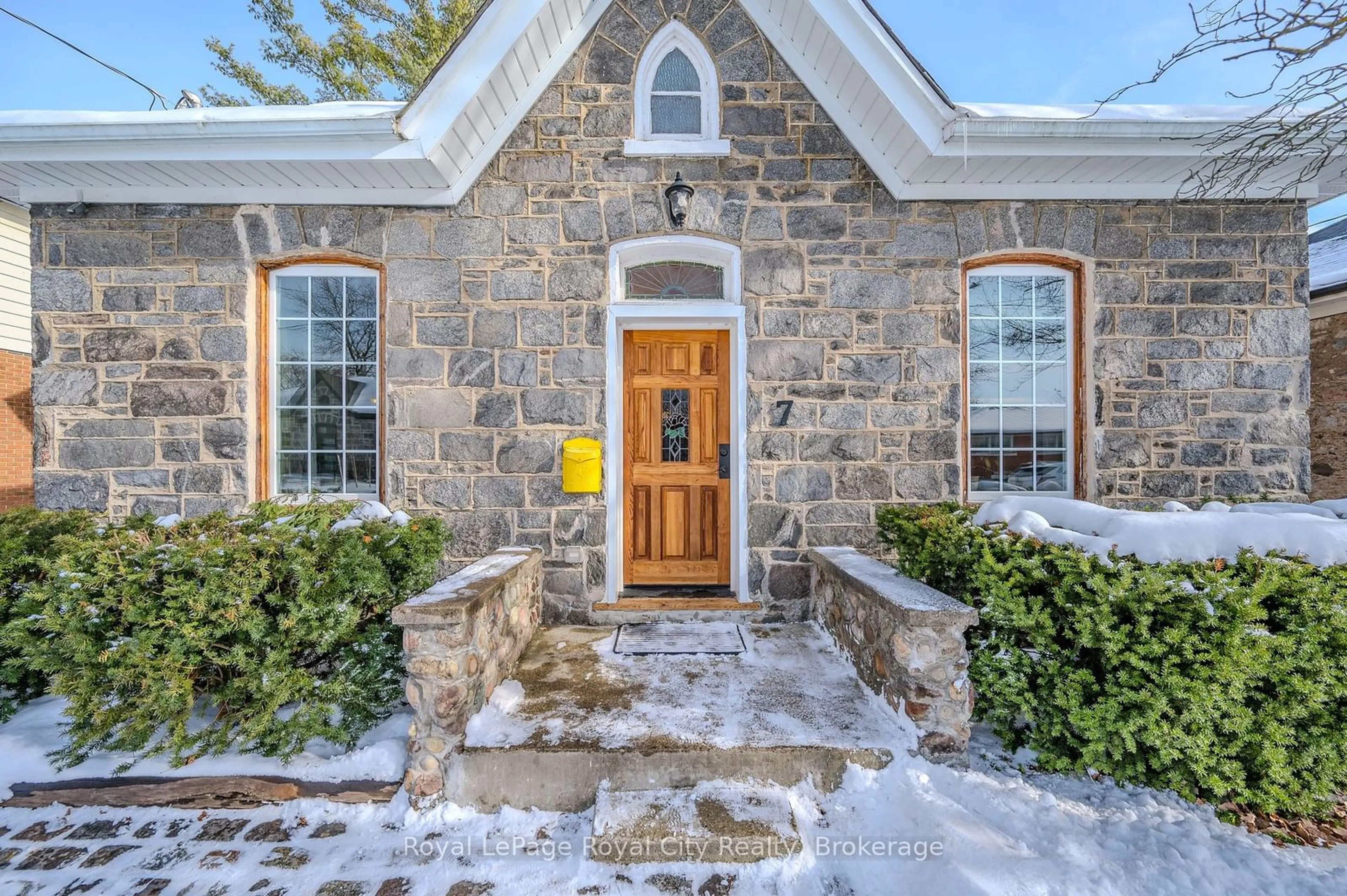 Indoor entryway for 7 YORK Pl, Cambridge Ontario N1R 3P6