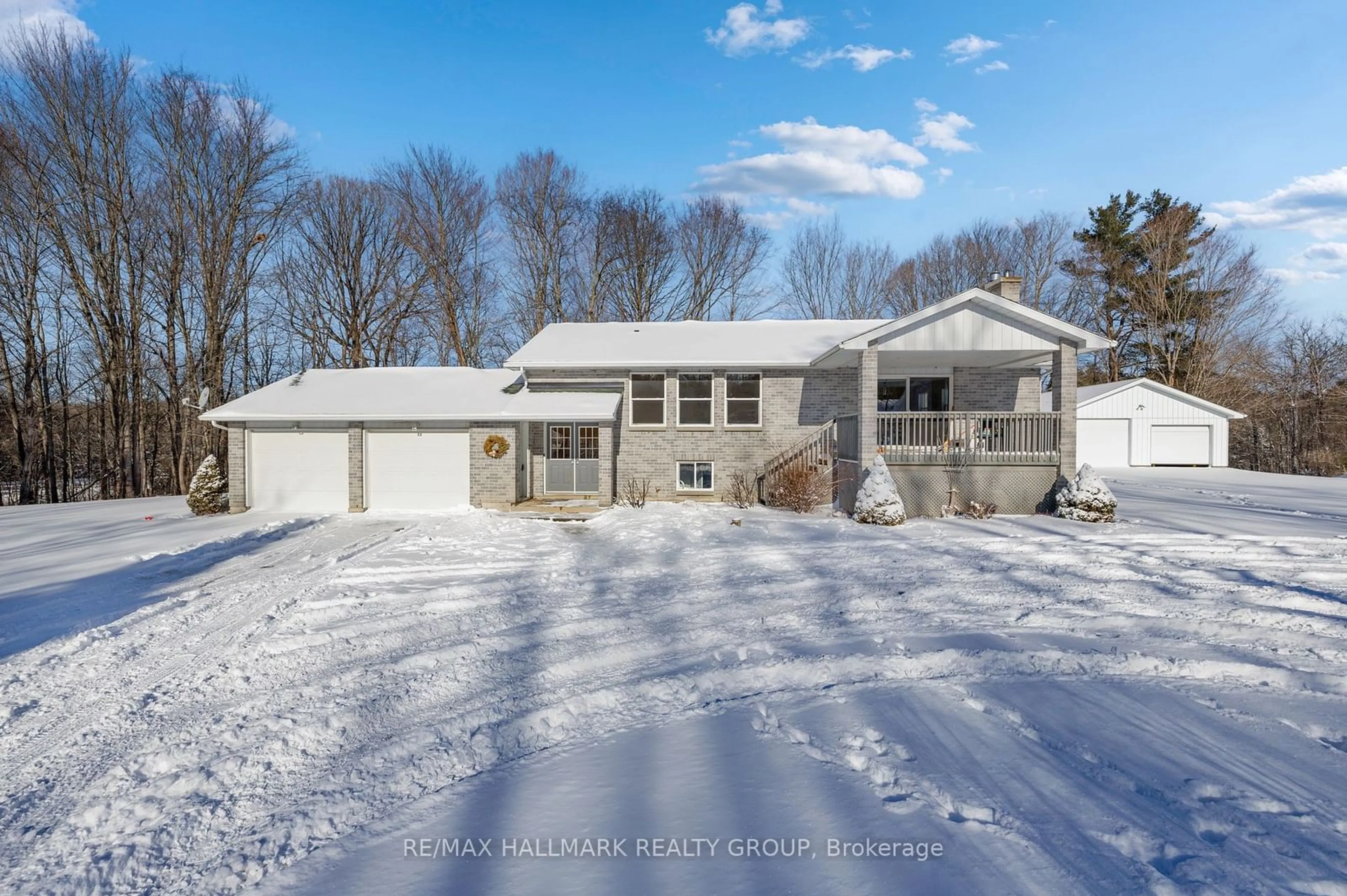 A pic from outside/outdoor area/front of a property/back of a property/a pic from drone, street for 117 COUNTY ROAD 5 Rd, Front of Yonge Ontario K0E 1R0