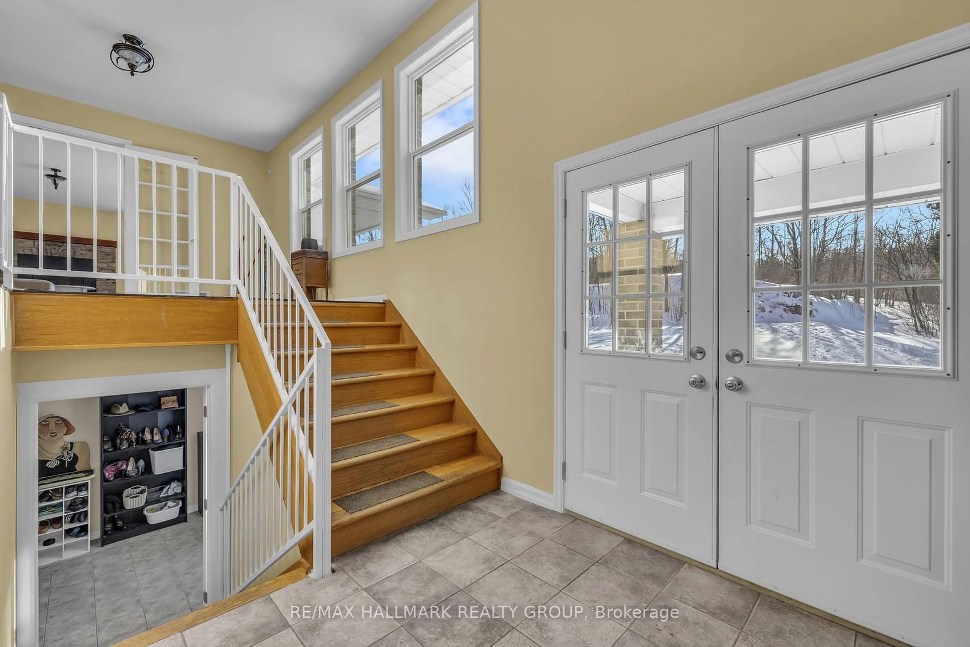 Indoor entryway for 117 COUNTY ROAD 5 Rd, Front of Yonge Ontario K0E 1R0