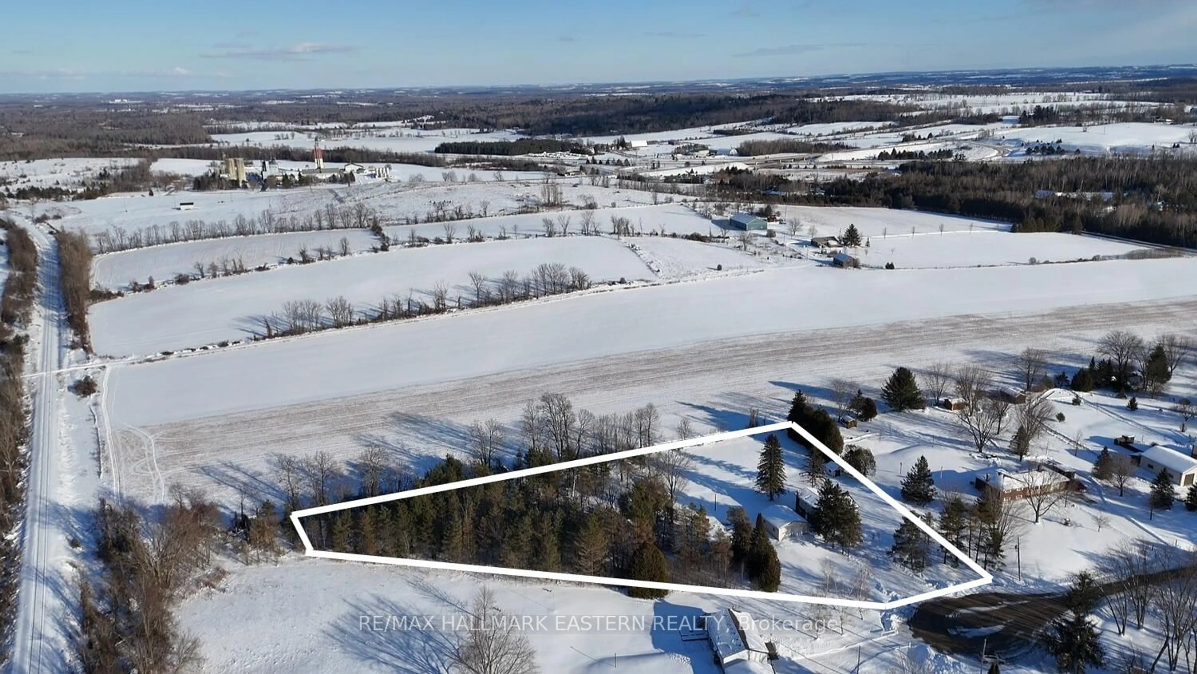 A pic from outside/outdoor area/front of a property/back of a property/a pic from drone, unknown for 1387 Vista Cres, Cavan Monaghan Ontario K0L 1V0