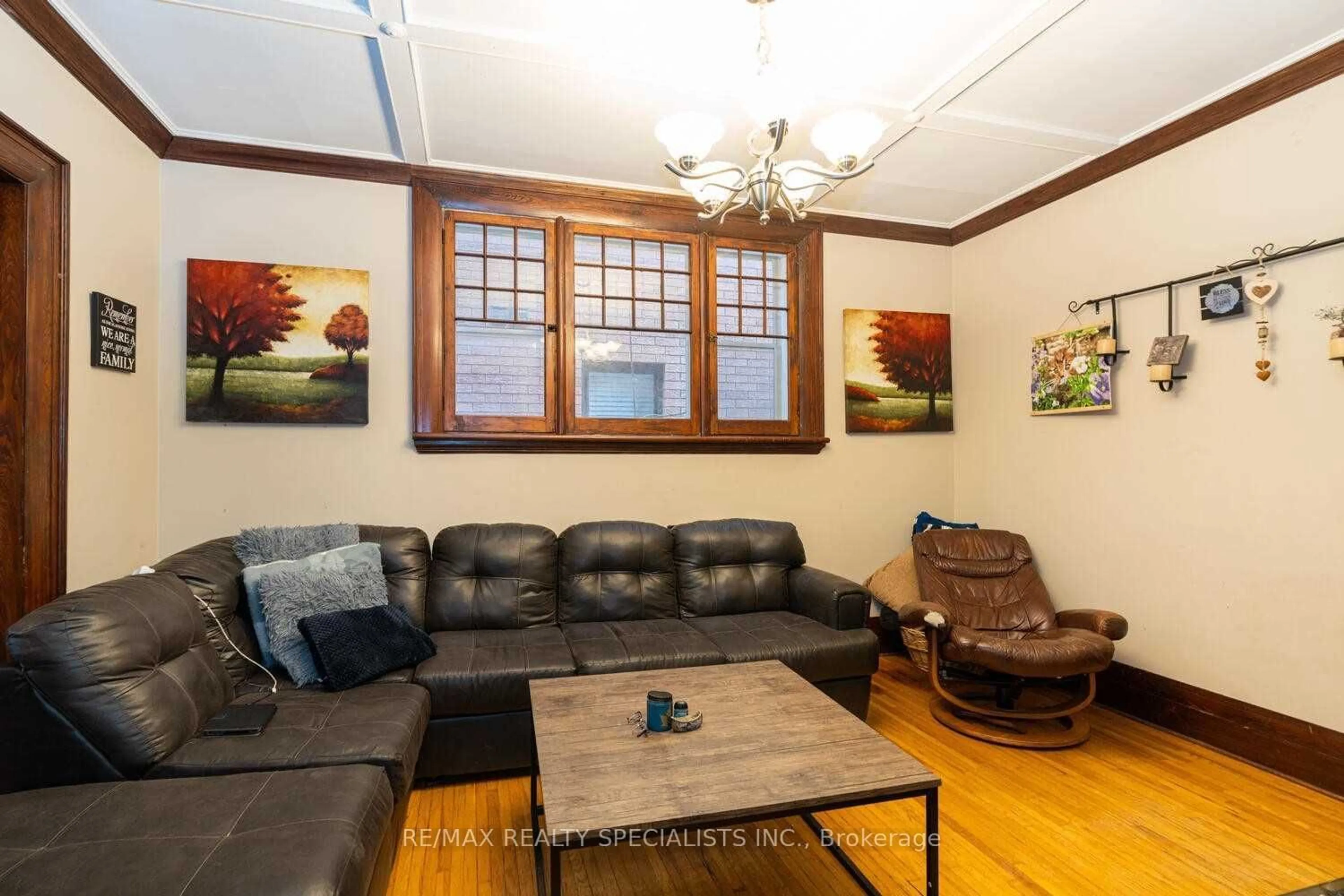 Living room with furniture, wood/laminate floor for 669 LORNE Ave, London Ontario N5W 3K4